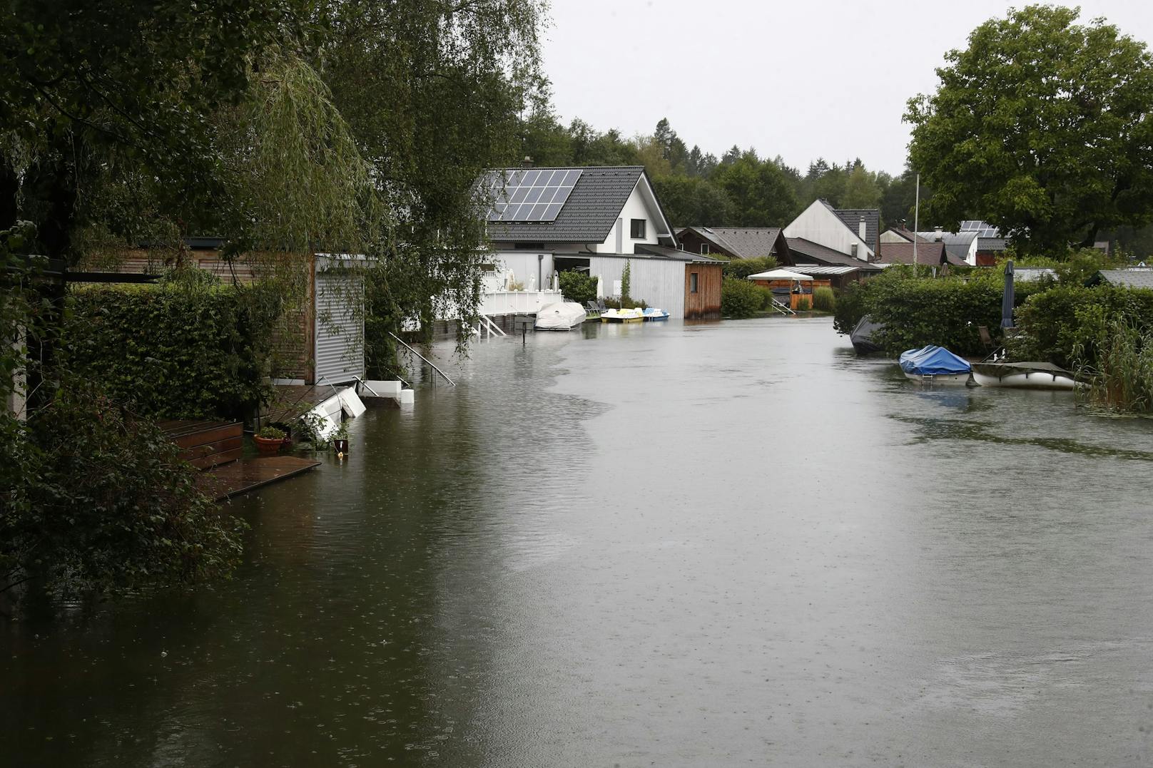 Auch am Samstag ist die Lage in weiten Teilen Österreichs, wie etwa in Viktring bei Klagenfurt, äußerst angespannt. 