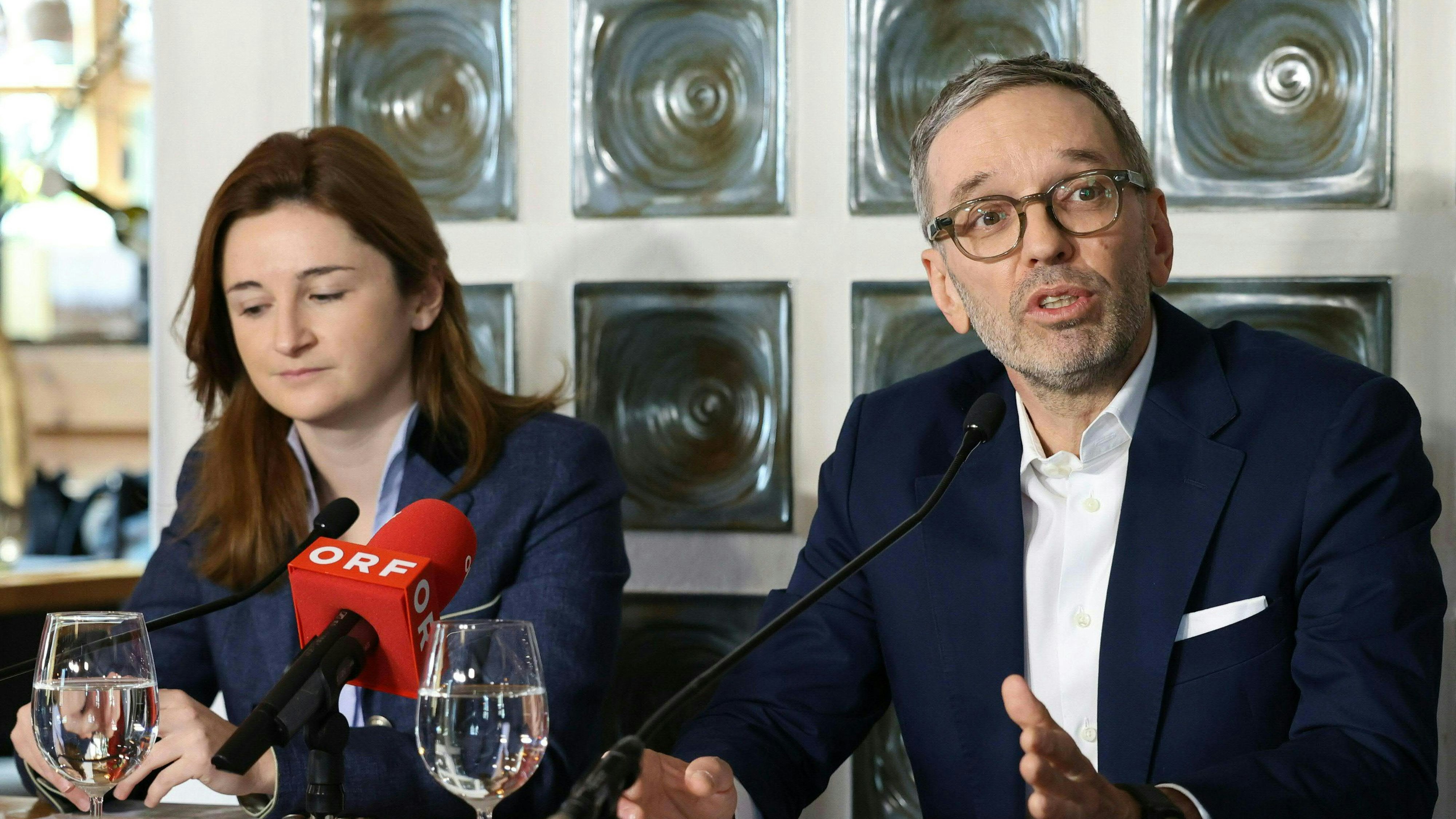 Download von www.picturedesk.com am 05.08.2023 (13:43).  ABD0096_20230323 - SAALBACH-HINTERGLEMM - ÖSTERREICH: Die Landesparteiobfrau der Salzburger Freiheitlichen, Marlene Svazek, und FPÖ-Bundesparteiobmann Herbert Kickl am Donnerstag, 23. März 2023, anlässlich einer Pressekonferenz der FPÖ nach einer Präsidiumsklausur der Bundespartei in Saalbach-Hinterglemm. - FOTO: APA/FRANZ NEUMAYR - 20230323_PD5327 - Rechteinfo: Rights Managed (RM)