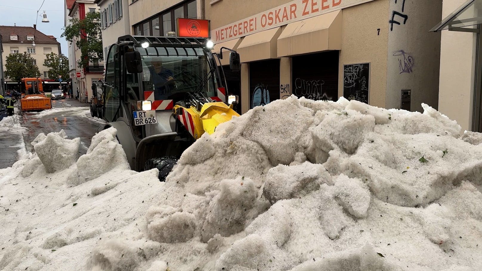 Nach einem Hagel-Unwetter in Reutlingen (D) lagen die Hagelkörner meterhoch in der Innenstadt.