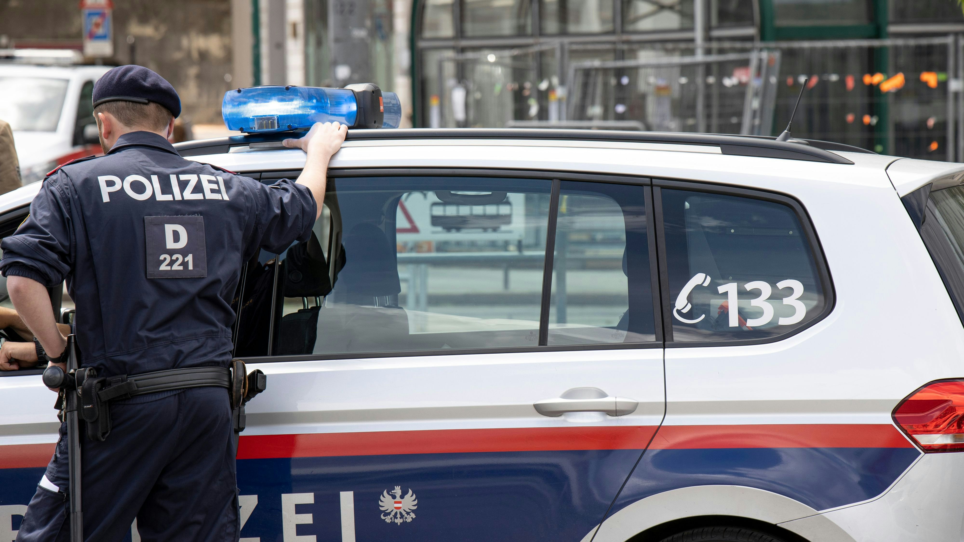 Download von www.picturedesk.com am 05.08.2023 (10:52).  Während einer Demonstration befindet sich die Wiener Polizei im Einsatz. Im Bild: Polizisten und Polizeifahrzeuge im Einsatz. Wien, Österreich. 28.05.2022 // Vienna police forces are in service during a demonstration. Picture: Police forces and vehicles. Vienna, Austria. May 28th, 2022 - 20220528_PD24595 - Rechteinfo: Rights Managed (RM)
