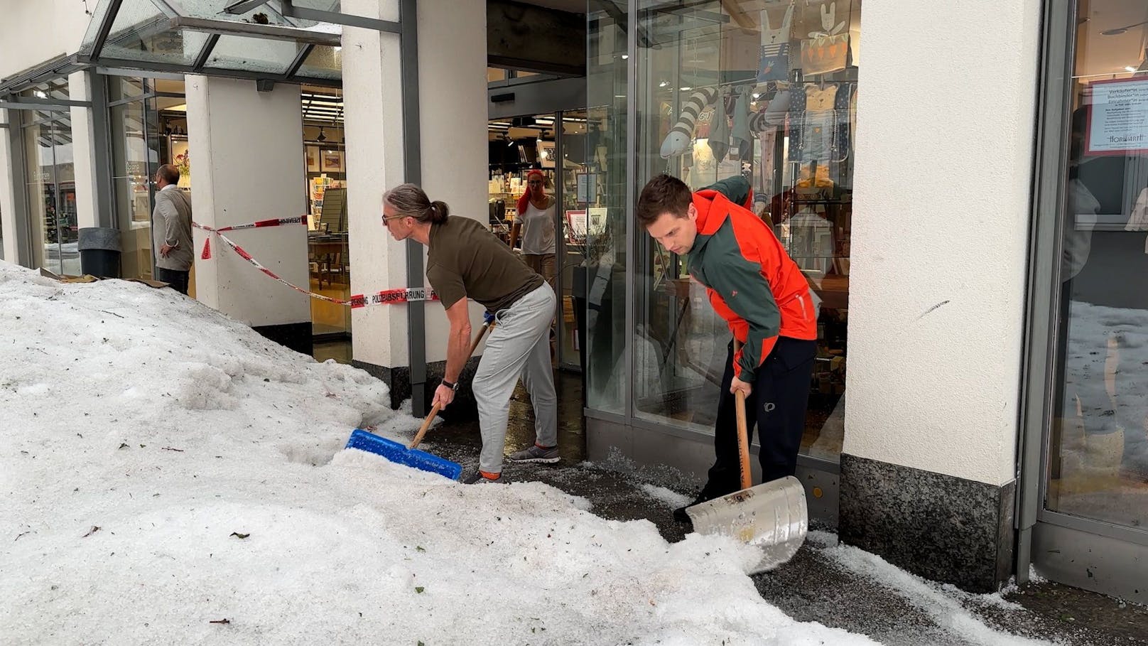 Nach einem Hagel-Unwetter in Reutlingen (D) lagen die Hagelkörner meterhoch in der Innenstadt.