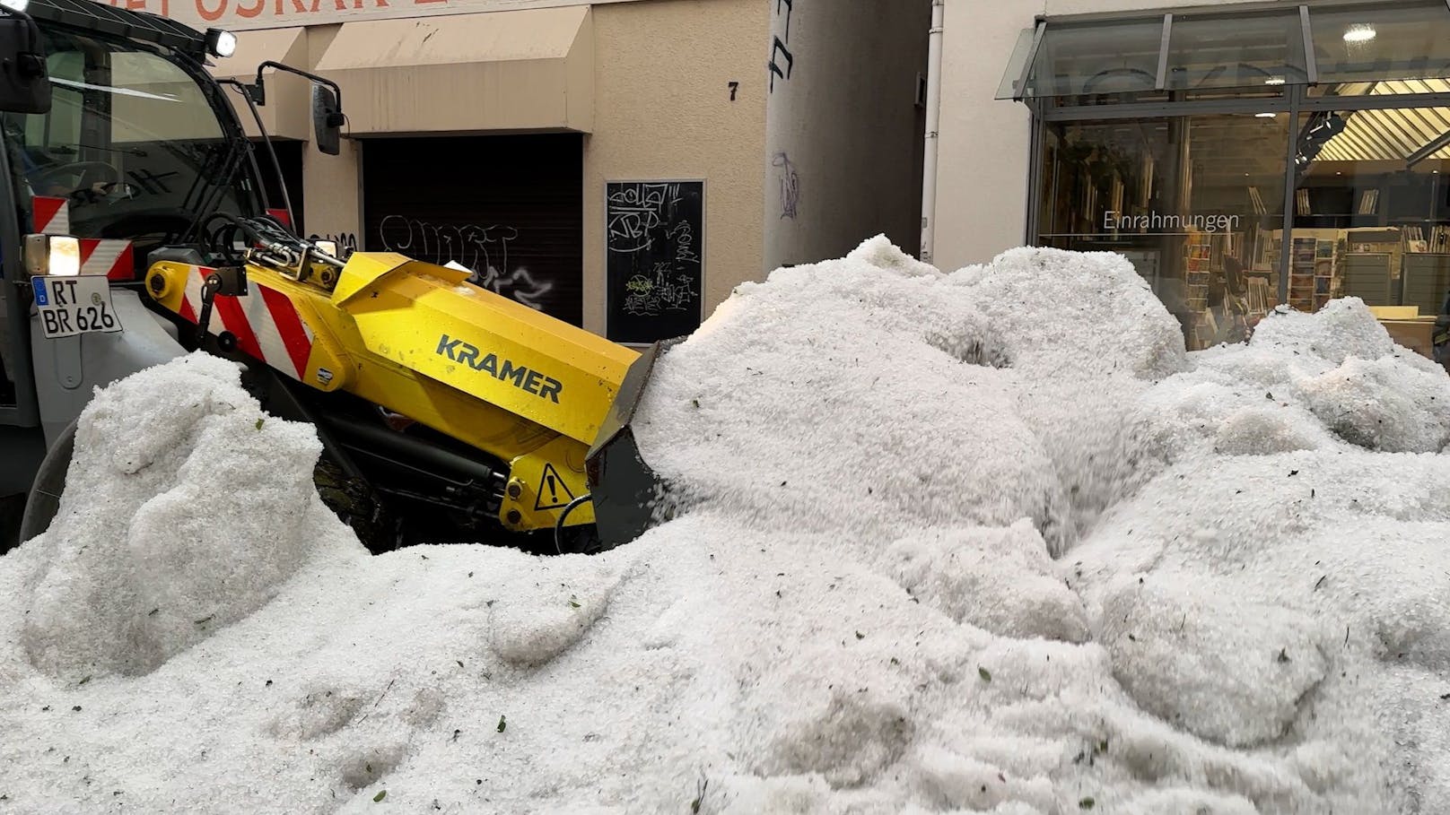 Nach einem Hagel-Unwetter in Reutlingen (D) lagen die Hagelkörner meterhoch in der Innenstadt.