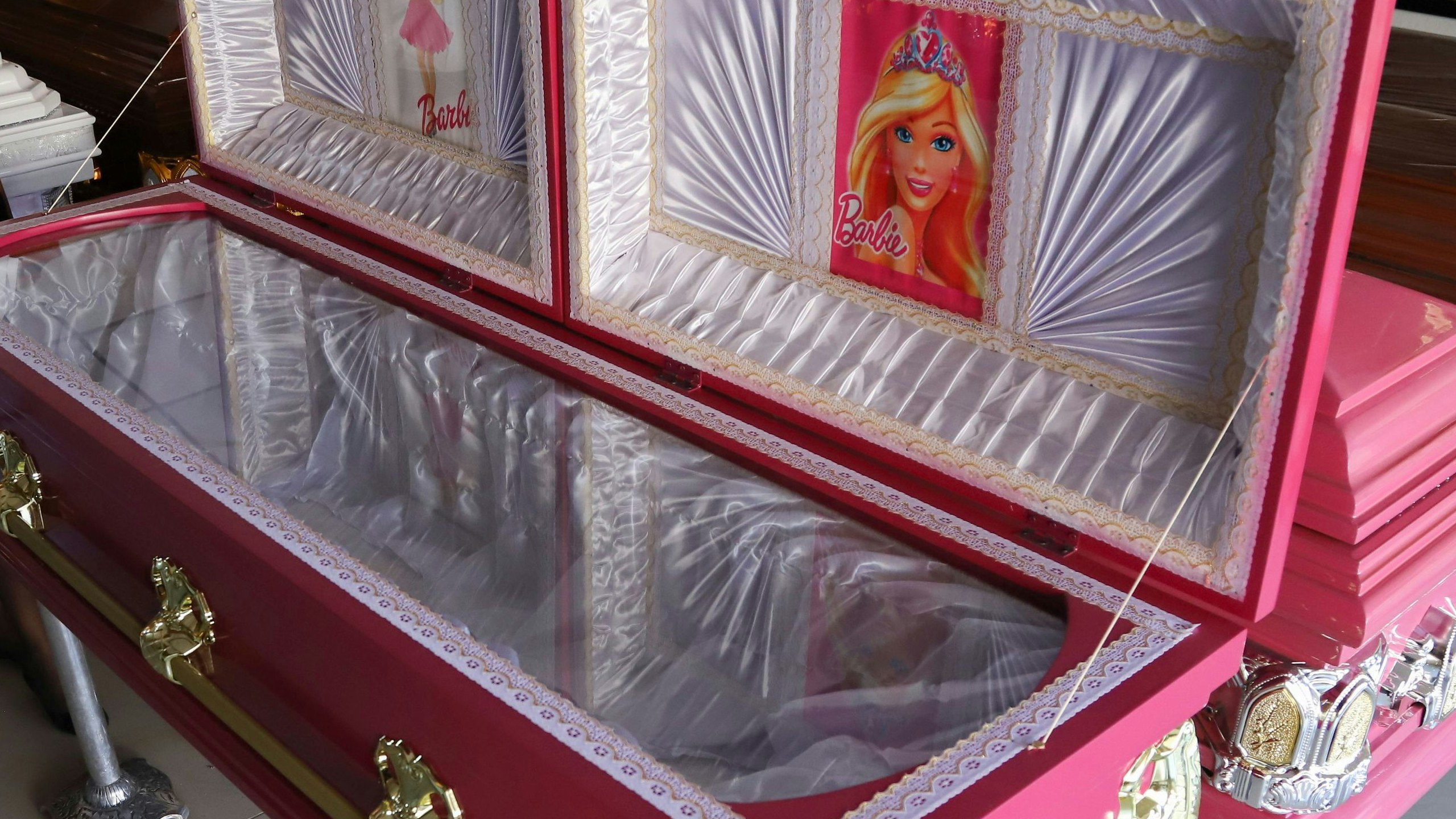 Download von www.picturedesk.com am 05.08.2023 (14:26).  Pink colored coffins featuring a Barbie motif are displayed at a funeral home in Ahuachapan, El Salvador, Friday, Aug. 4, 2023. According to the funeral home manager, the idea was well received as a joyful atmosphere to the loss of a loved one. (AP Photo/Salvador Melendez) - 20230804_PD8867 - Rechteinfo: Rights Managed (RM)