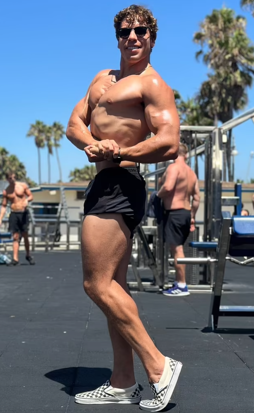 Arnies Sohn Joseph Baena sieht seinem Vater immer ähnlicher.