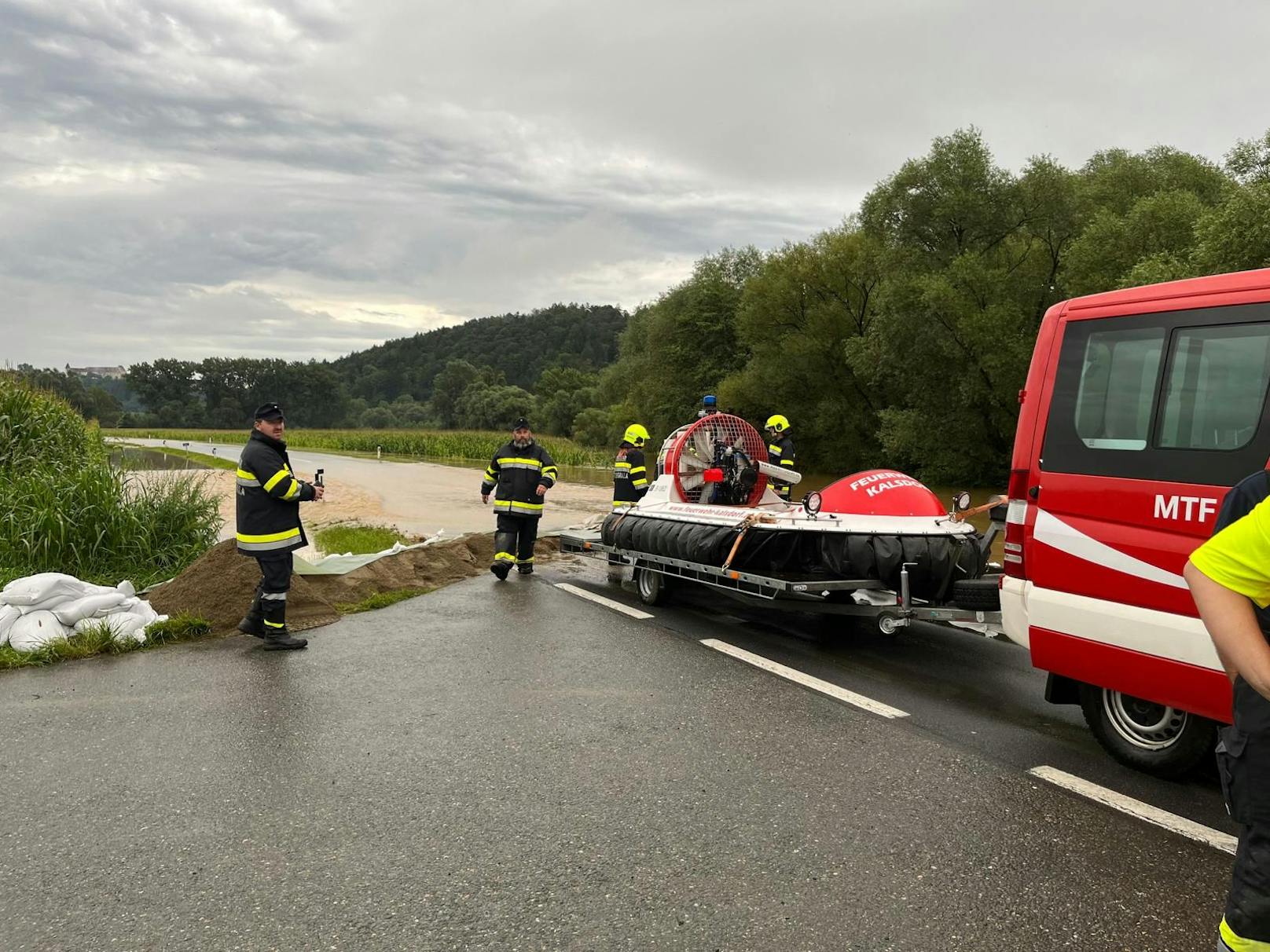 Die Freiwillige Feuerwehr Kalsdorf rückte mit dem eigenen Hovercraft nach Heimschuh bei Leibnitz aus, um...