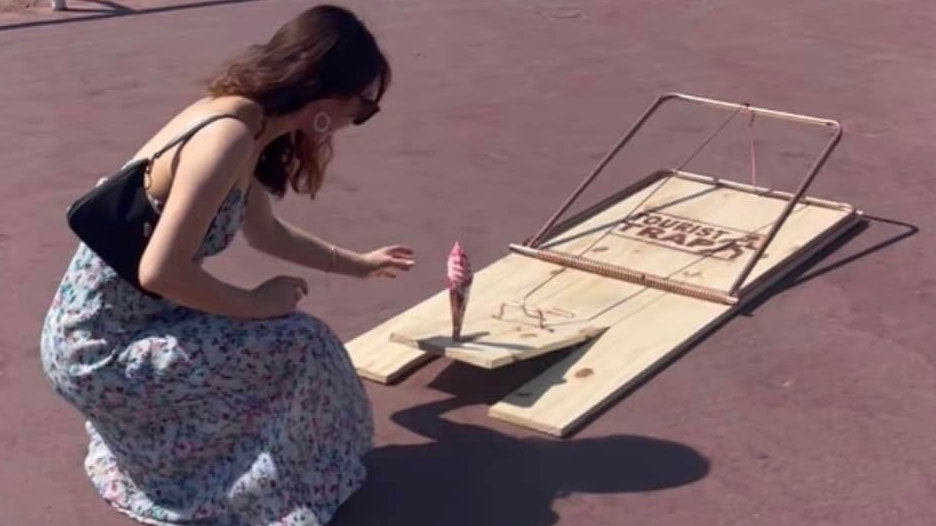 Der französische Künstler Toolate möchte mit seinen "Touristen-Fallen" auf den Massentourismus an der Côte d'Azur und seine Folgen für die Umwelt hinweisen. 