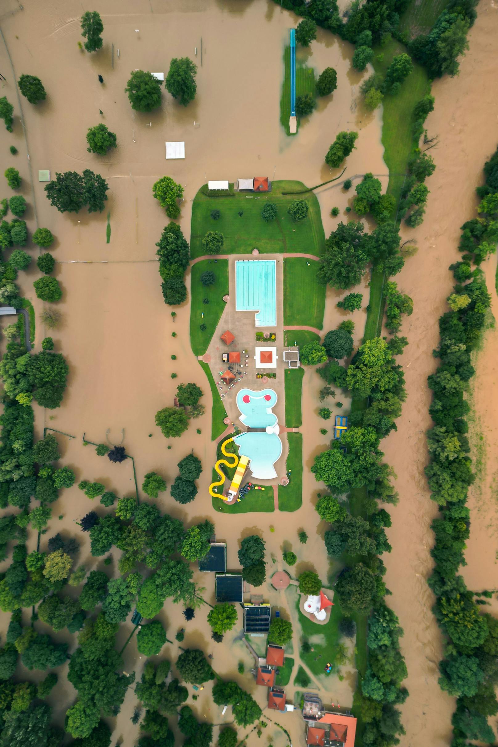 Das fast völlig überschwemmte Freibad in Leibnitz am Abend des 4. August 2023.