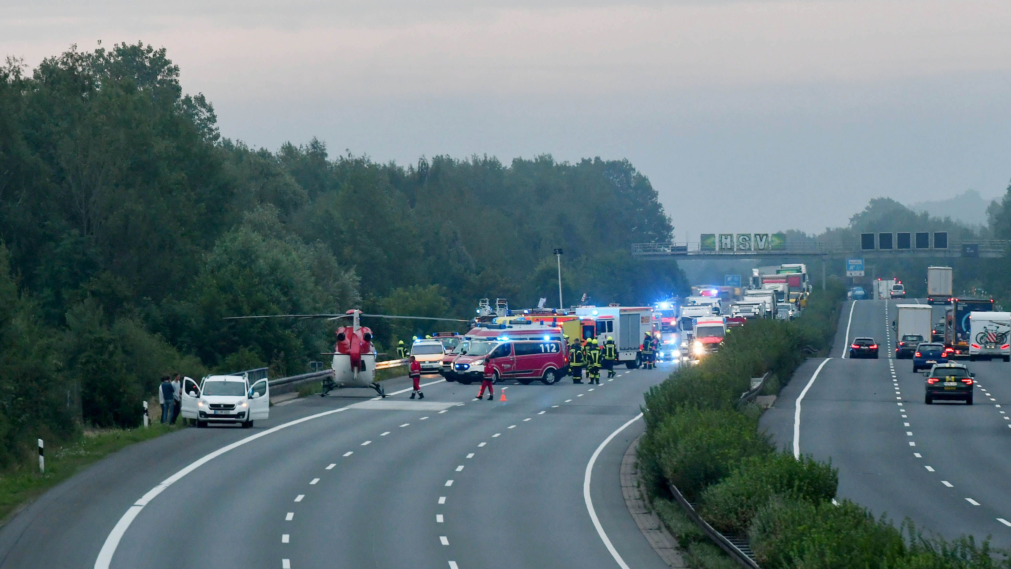 Download von www.picturedesk.com am 05.08.2023 (12:51).  05 August 2023, Lower Saxony, Peine: Emergency services work at the scene of a coach accident on Saturday morning. Several people were injured - some of them seriously - in a coach accident on highway 2 near Peine, east of Hanover. Photo: Ralf Büchler/dpa - 20230805_PD1852 - Rechteinfo: Rights Managed (RM)