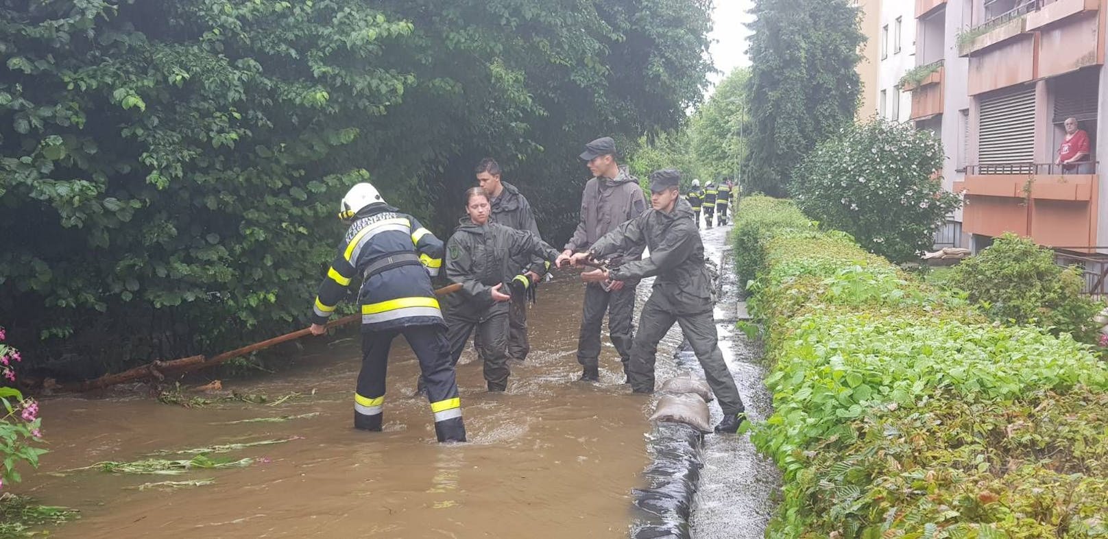 Soldaten helfen der örtlichen Feuerwehr beim Entfernen von Verklausungen.