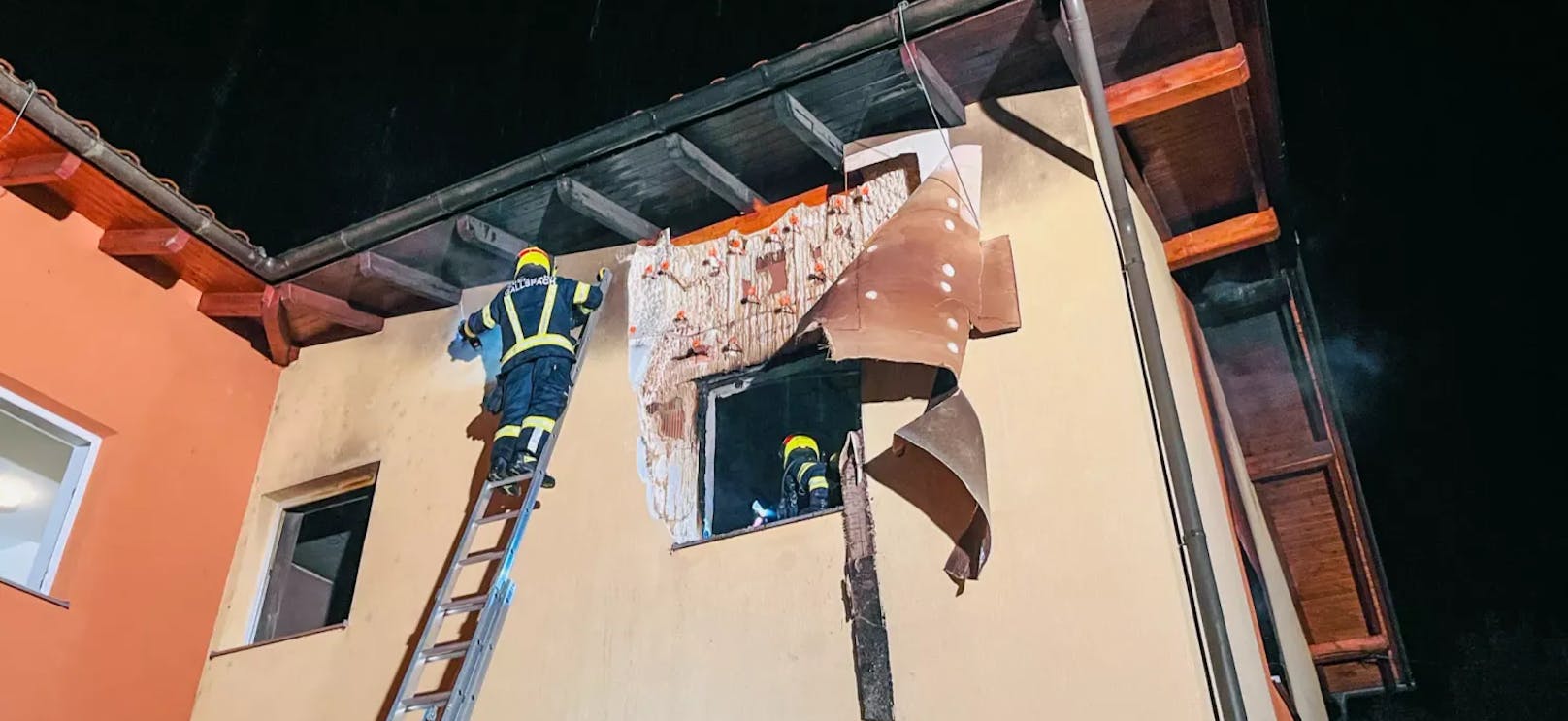 Das Essen stand auf dem eingeschalteten Herd und fing Feuer.