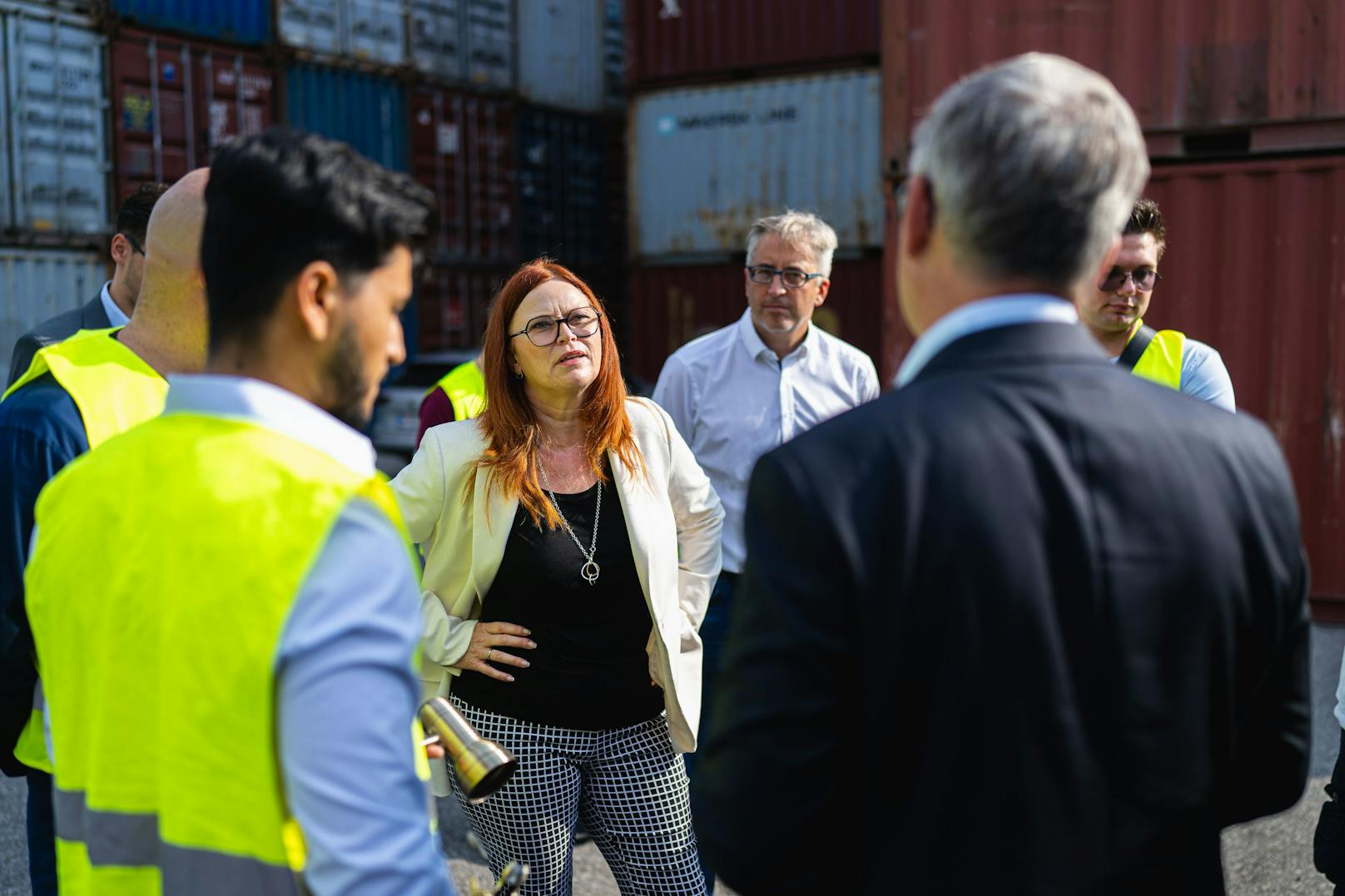 Finanzminister Magnus Brunner (ÖVP) und Zoll-Vorständin Heike Fetka-Blüthner bei einer Zoll-Kontrolle am Hafen Wien.