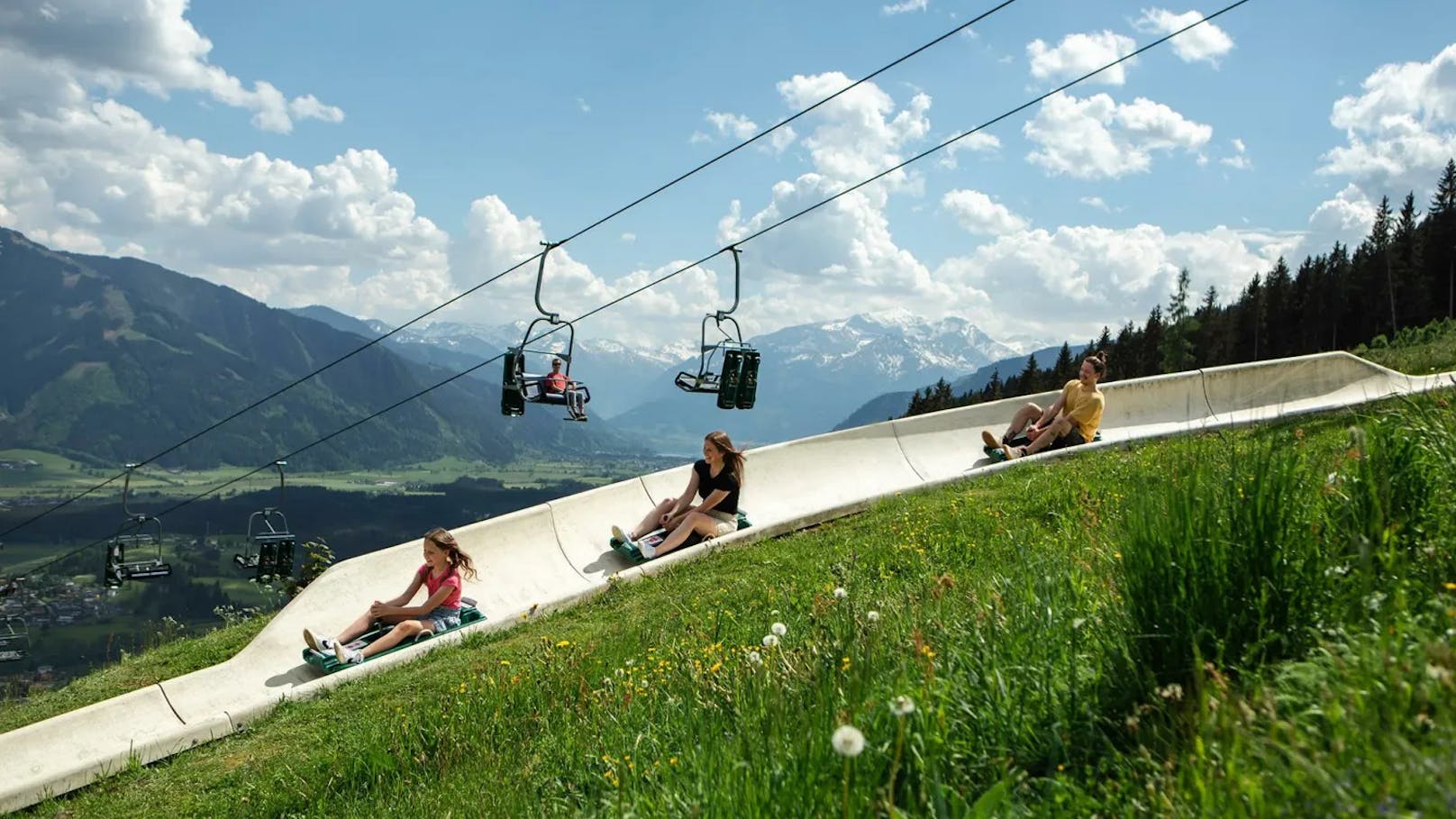 61 Kurven und 3 Jumps sorgen auf der Sommerrodelbahn Biberg für Nervenkitzel pur.