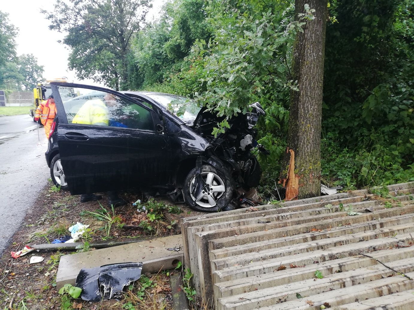 Eine Lenkerin entdeckte im Innviertel einen Autounfall mit zwei Toten; im Bild: der total beschädigte Wagen.