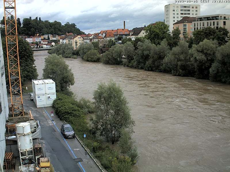 Die Enns in Steyr führt aktuell besonders viel Wasser.