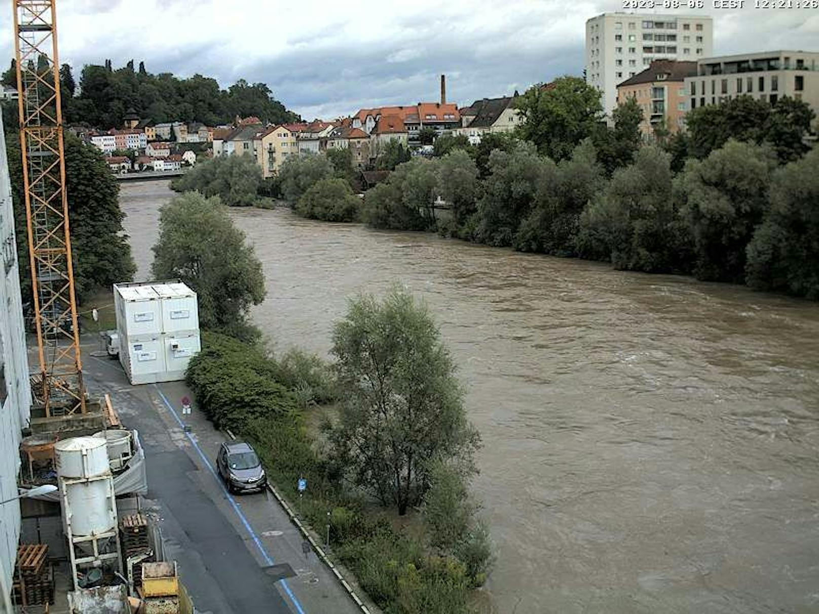 Die Enns in Steyr führt aktuell besonders viel Wasser.