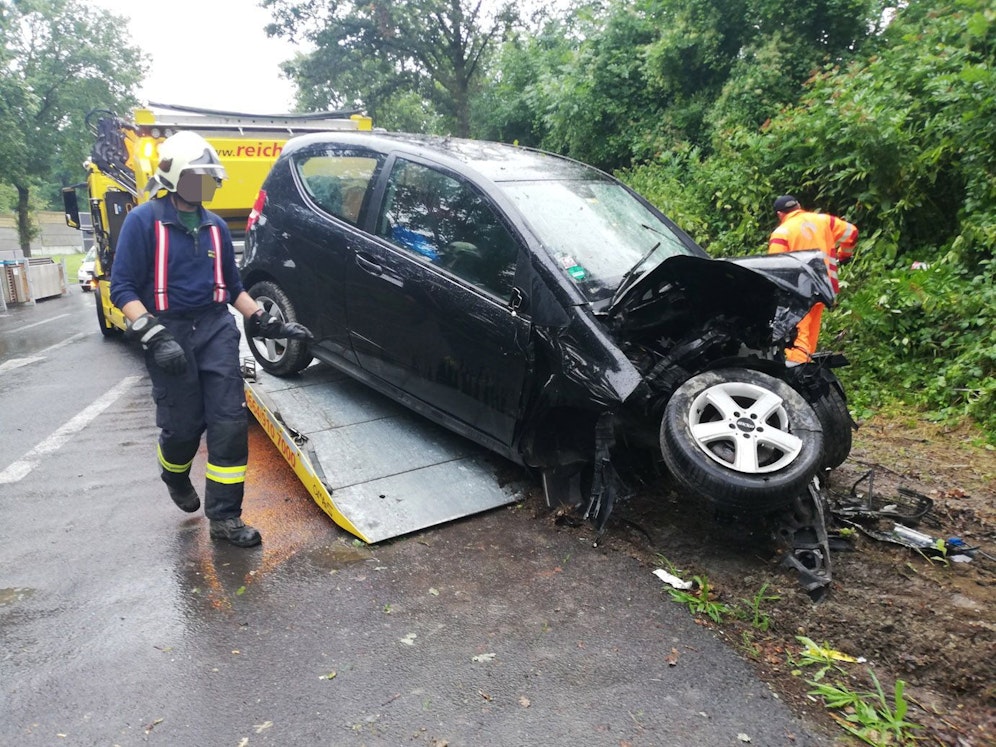 Bei einem Unfall auf der A8 krachte der Wagen gegen einen Baum. Beide Insassen starben.