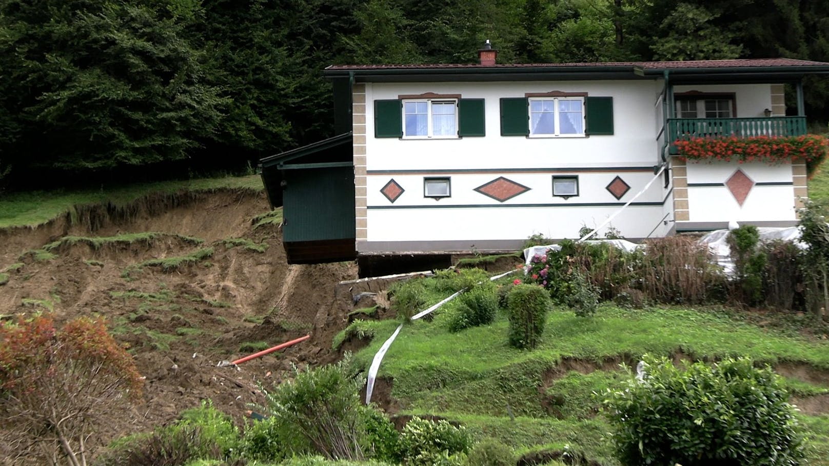 Ein angrenzendes Haus wurde unterspült und ist einsturzgefährdet.