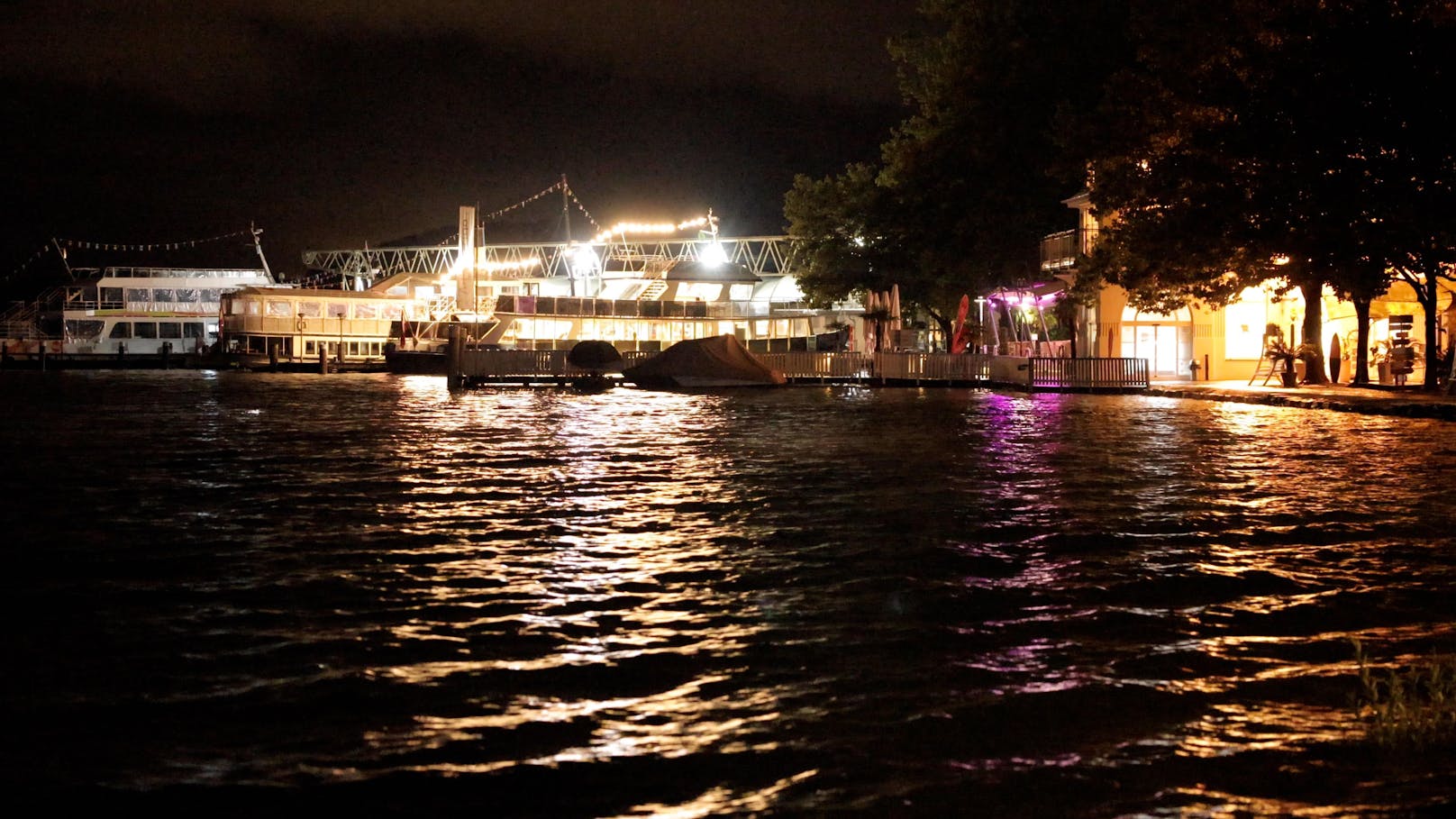 In der Nacht auf Sonntag trat der Wörthersee über die Ufer.