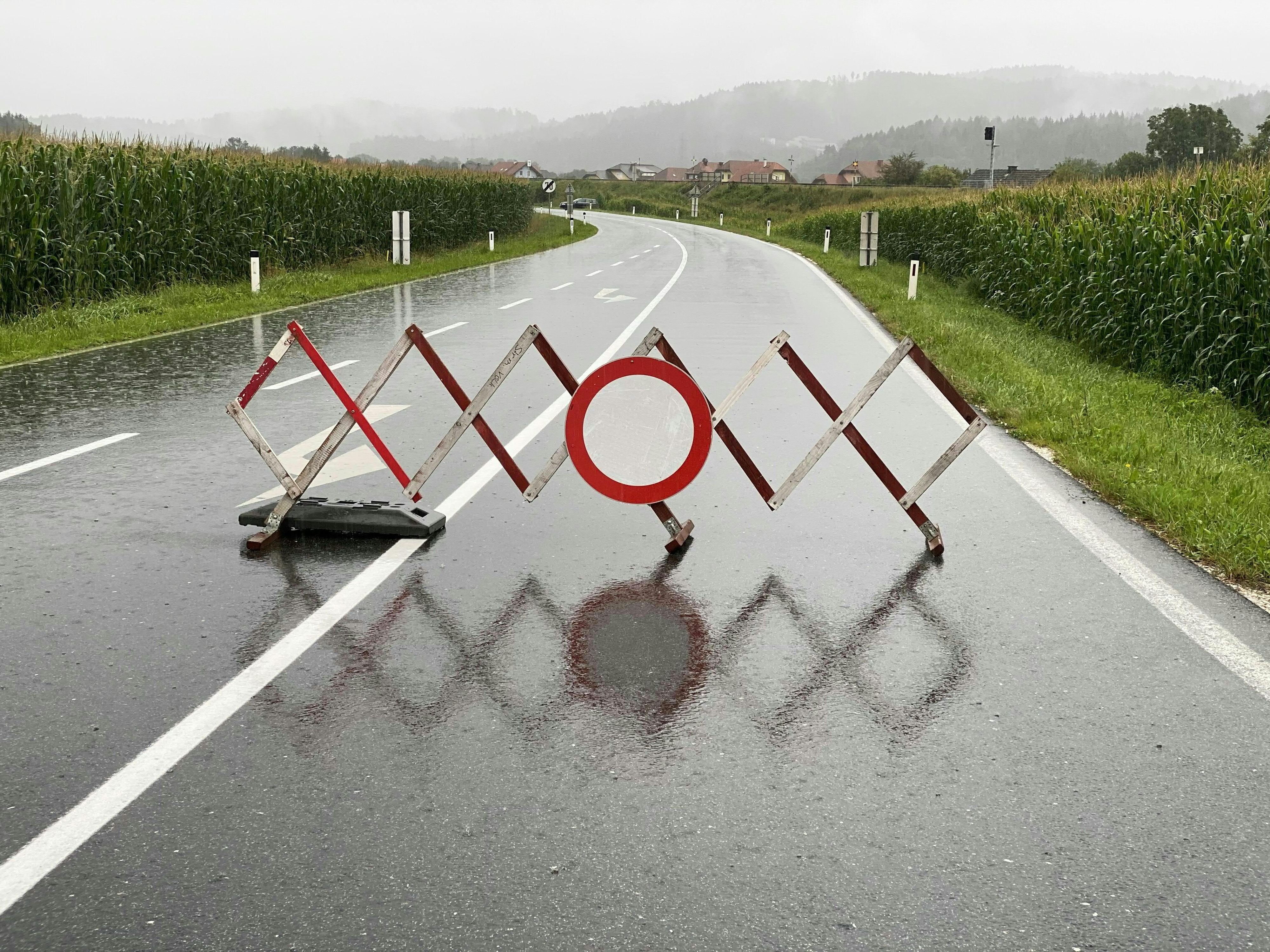 In Kärnten sind weiterhin zahlreiche Straßen für den Verkehr gesperrt. 