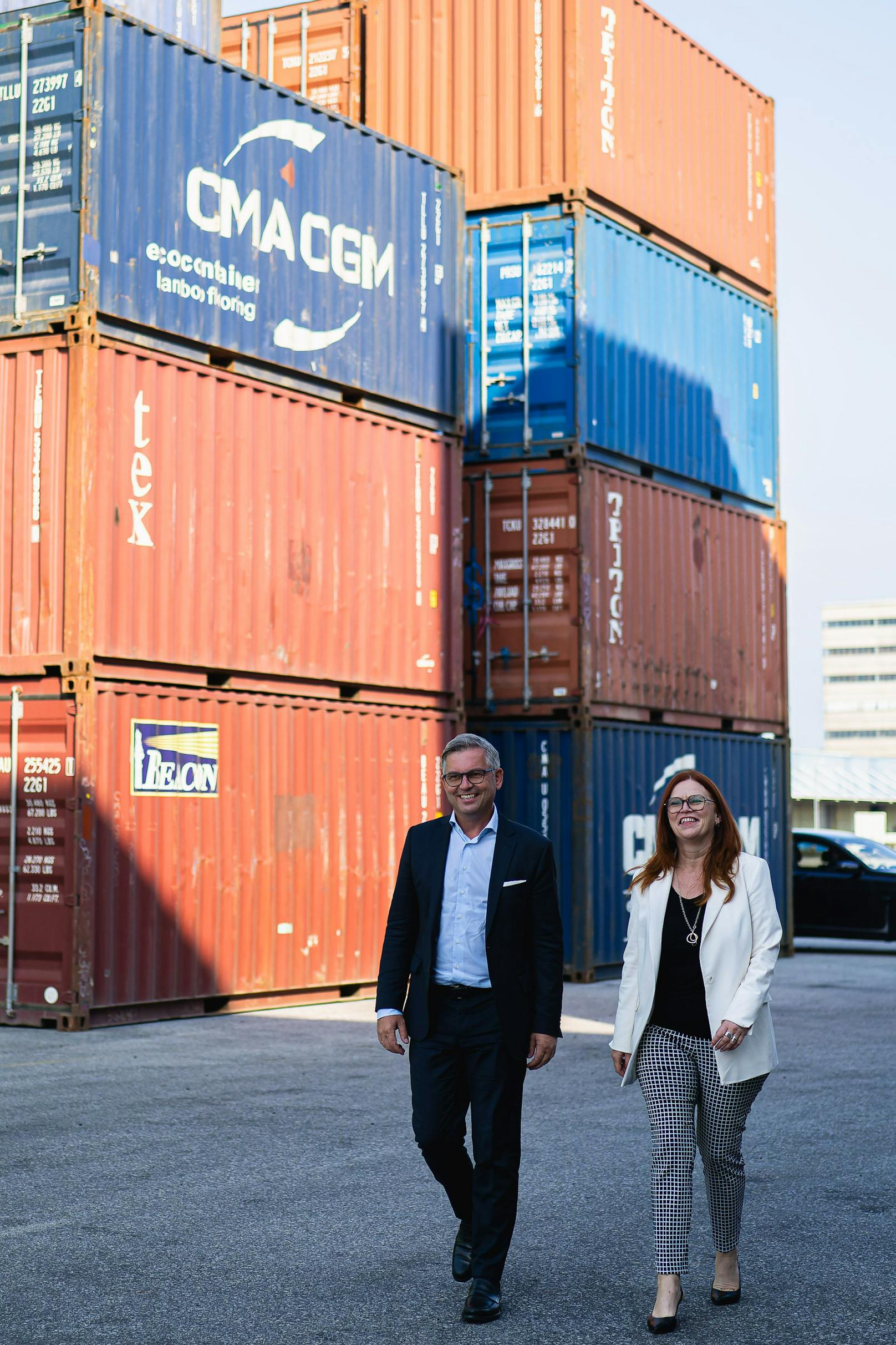 Finanzminister Magnus Brunner (ÖVP) und Zoll-Vorständin Heike Fetka-Blüthner bei einer Zoll-Kontrolle am Hafen Wien.