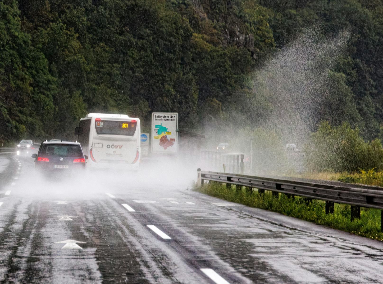Auch an der Stadteinfahrt nach Linz war es am Wochenende sehr nass.