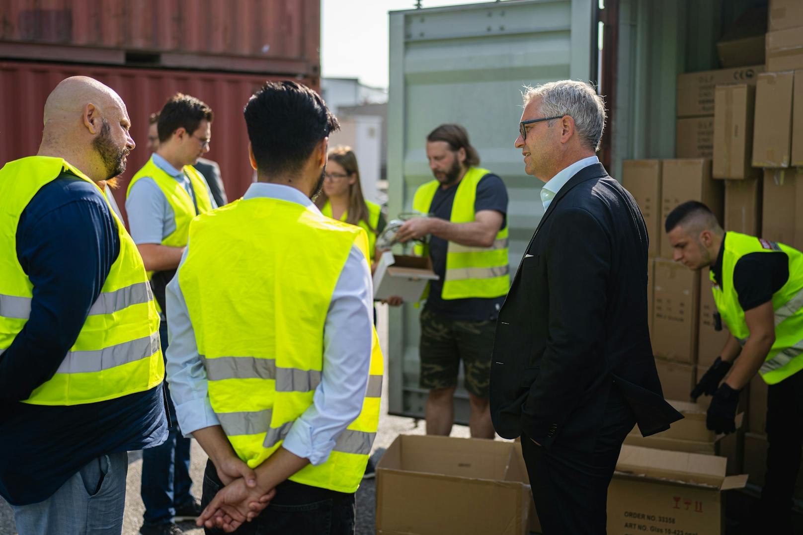 Finanzminister Magnus Brunner (ÖVP) und Zoll-Vorständin Heike Fetka-Blüthner bei einer Zoll-Kontrolle am Hafen Wien.