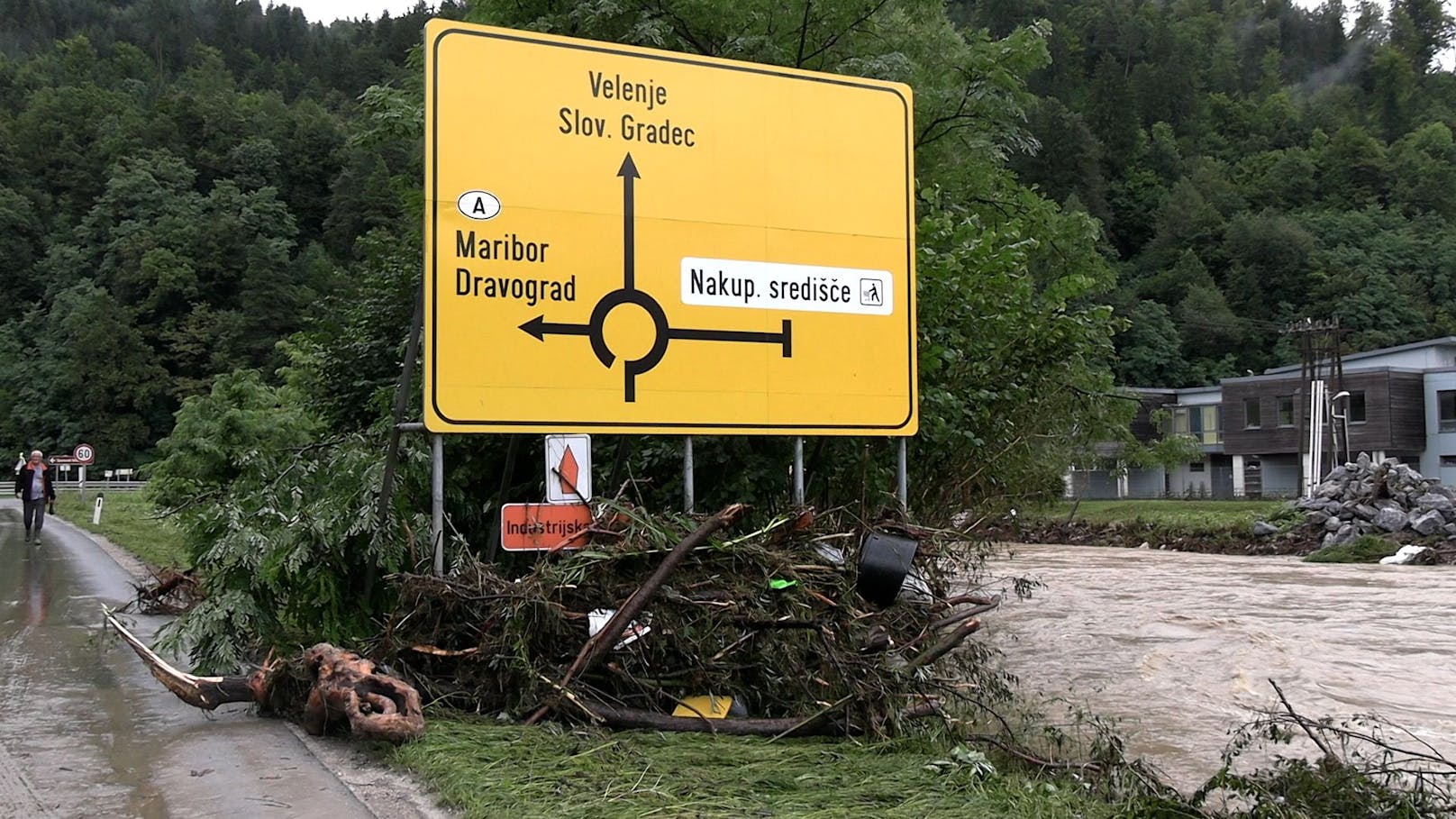 Auch in Slowenien kämpft man mit den Wassermassen. 