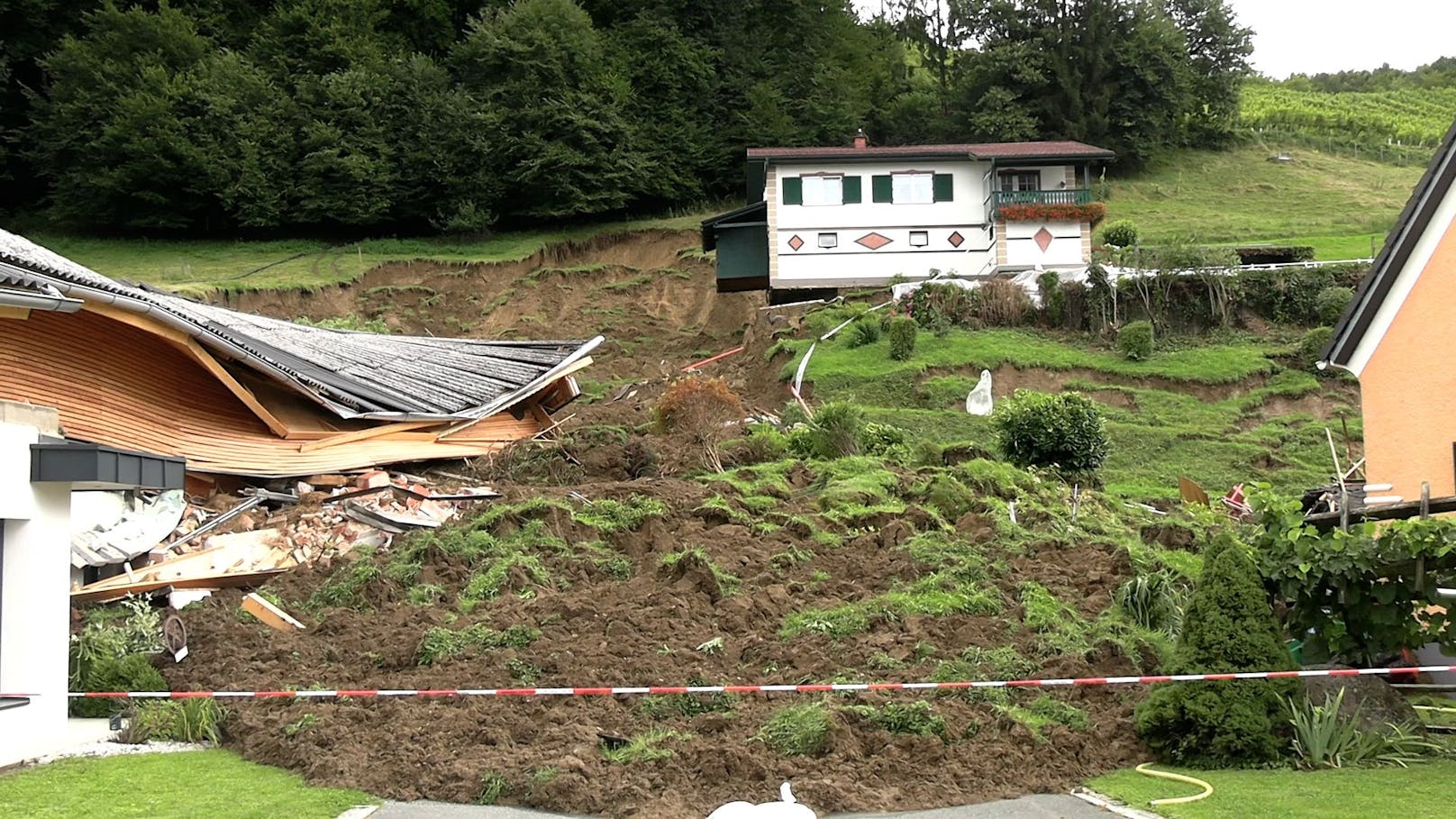 Ein schwere Murenabgang hat in der Steiermark ein Haus weggerissen.