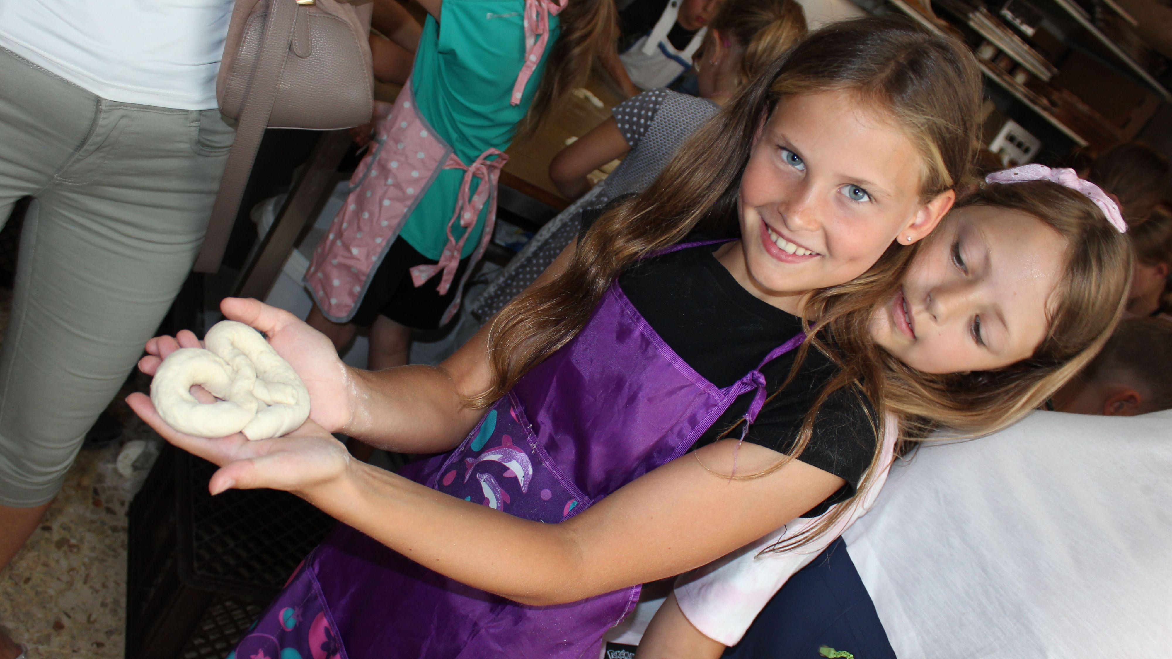 Die Kinder hatten sichtlich Spaß beim Backen ihrer Brezen.