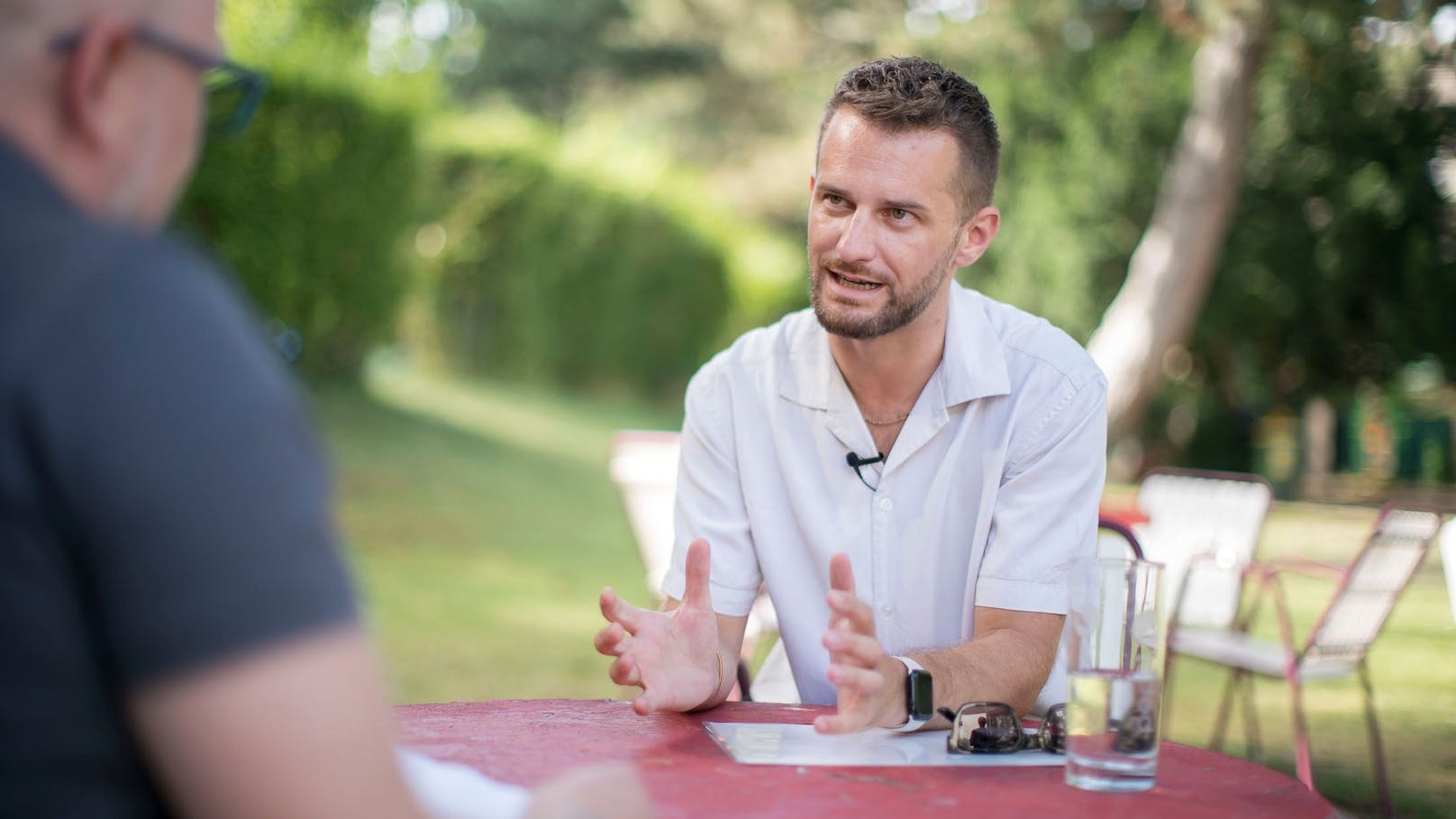 Wiens Grünen-Chef Peter Kraus beim Interview mit "Heute" im Kongreßbad in Wien-Ottakring.