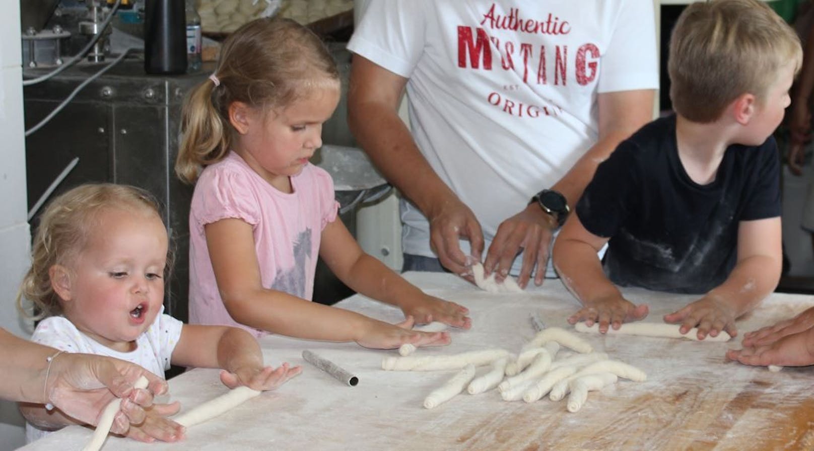 Mit Begeisterung machten die Kinder ihre Salzstangerl, Schaumrollen und Brezen selber.