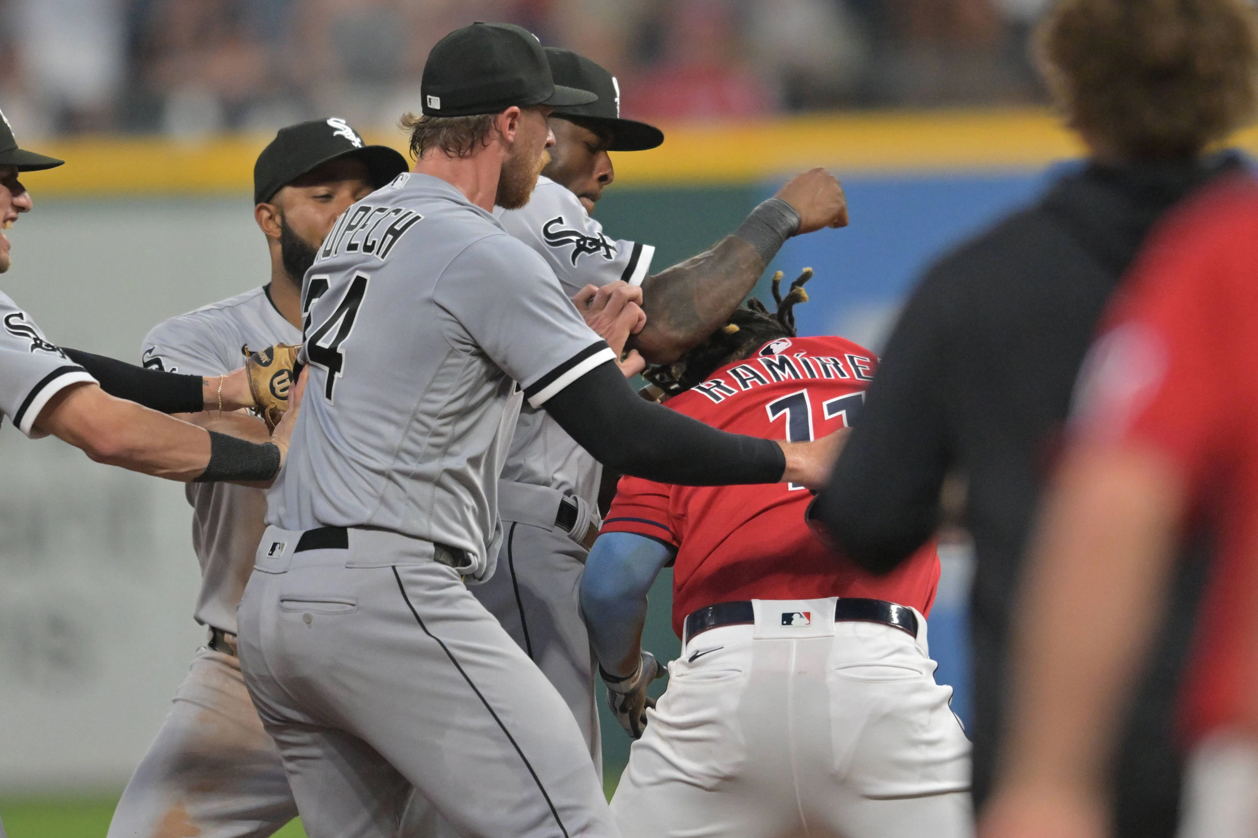 Tim Anderson und Jose Ramirez lassen die Fäuste fliegen.