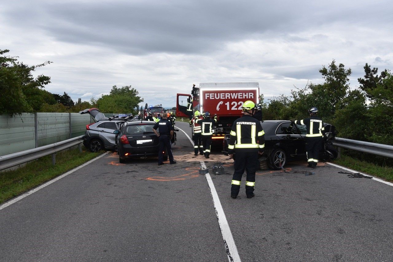 Zwei Wagen kollidierten mit einem weiteren Wagen.