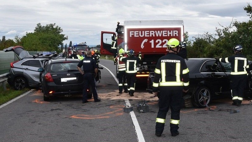 Zwei Wagen kollidierten mit einem weiteren Wagen.