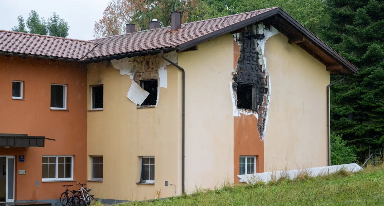 Das Feuer breitete sich bis auf die Außenfassade aus.