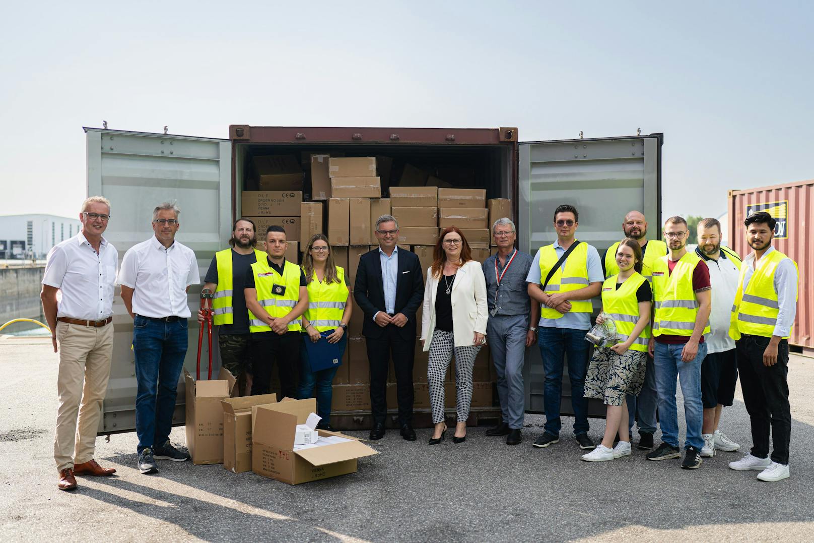 Finanzminister Magnus Brunner (ÖVP) und Zoll-Vorständin Heike Fetka-Blüthner bei einer Zoll-Kontrolle am Hafen Wien.