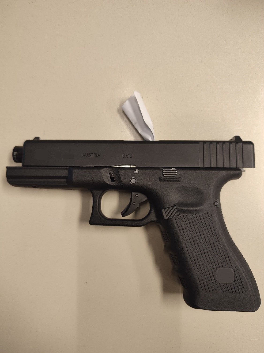 Die Beamten stellten diese täuschend echt aussehende Softgun sicher.