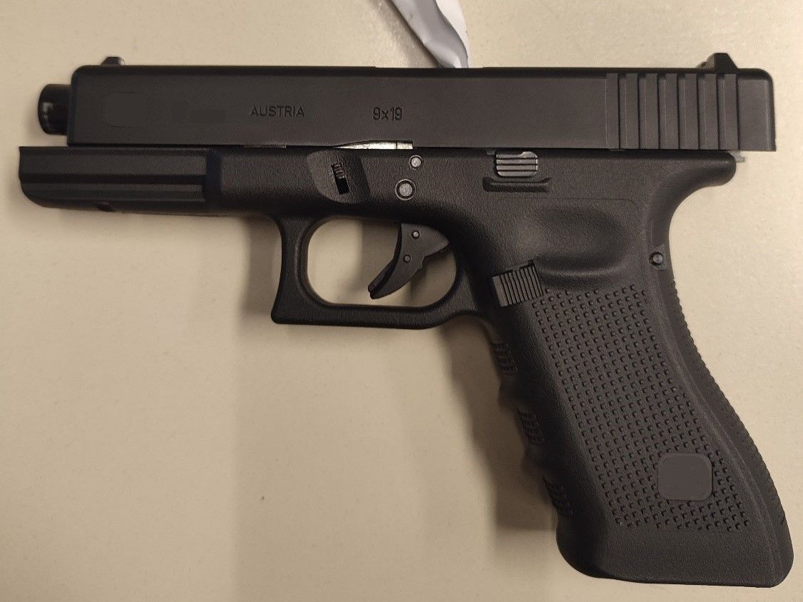 die Beamten stellten diese täuschend echt aussehende Softgun sicher. 