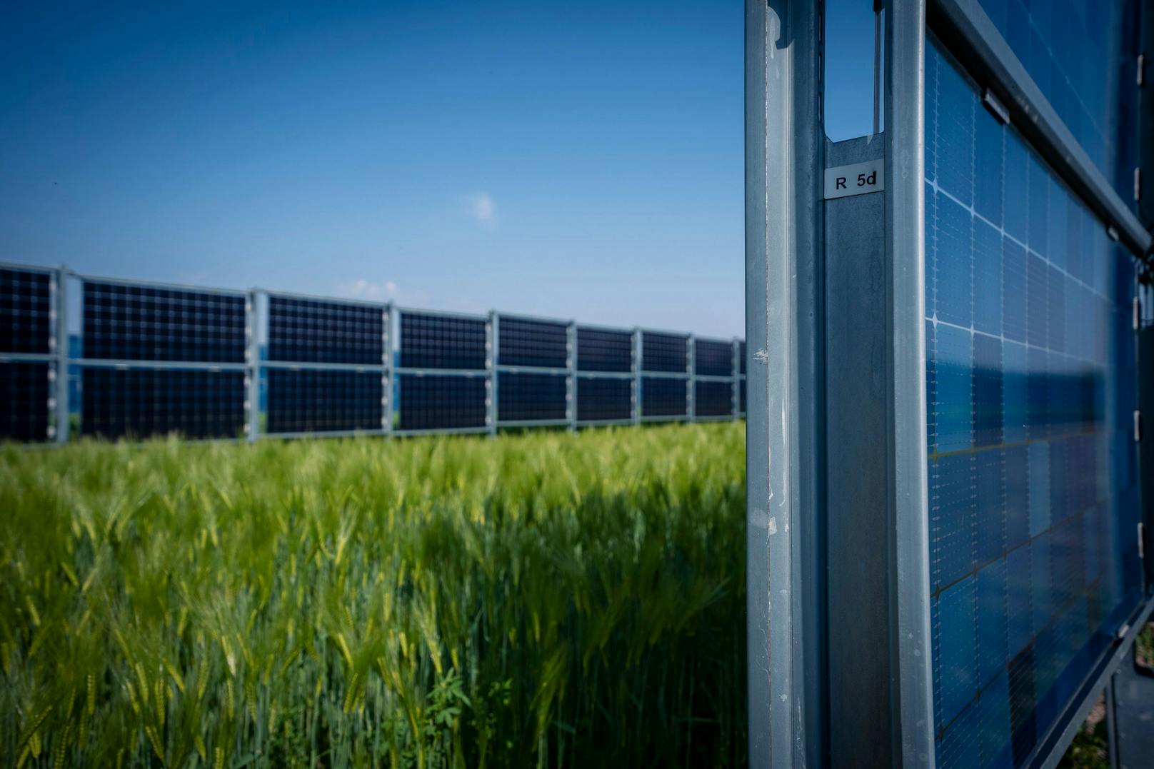 Diese erzeugen auf zwei Seiten Energie und ermöglichen dazwischen landwirtschaftlich Anbau.&nbsp;