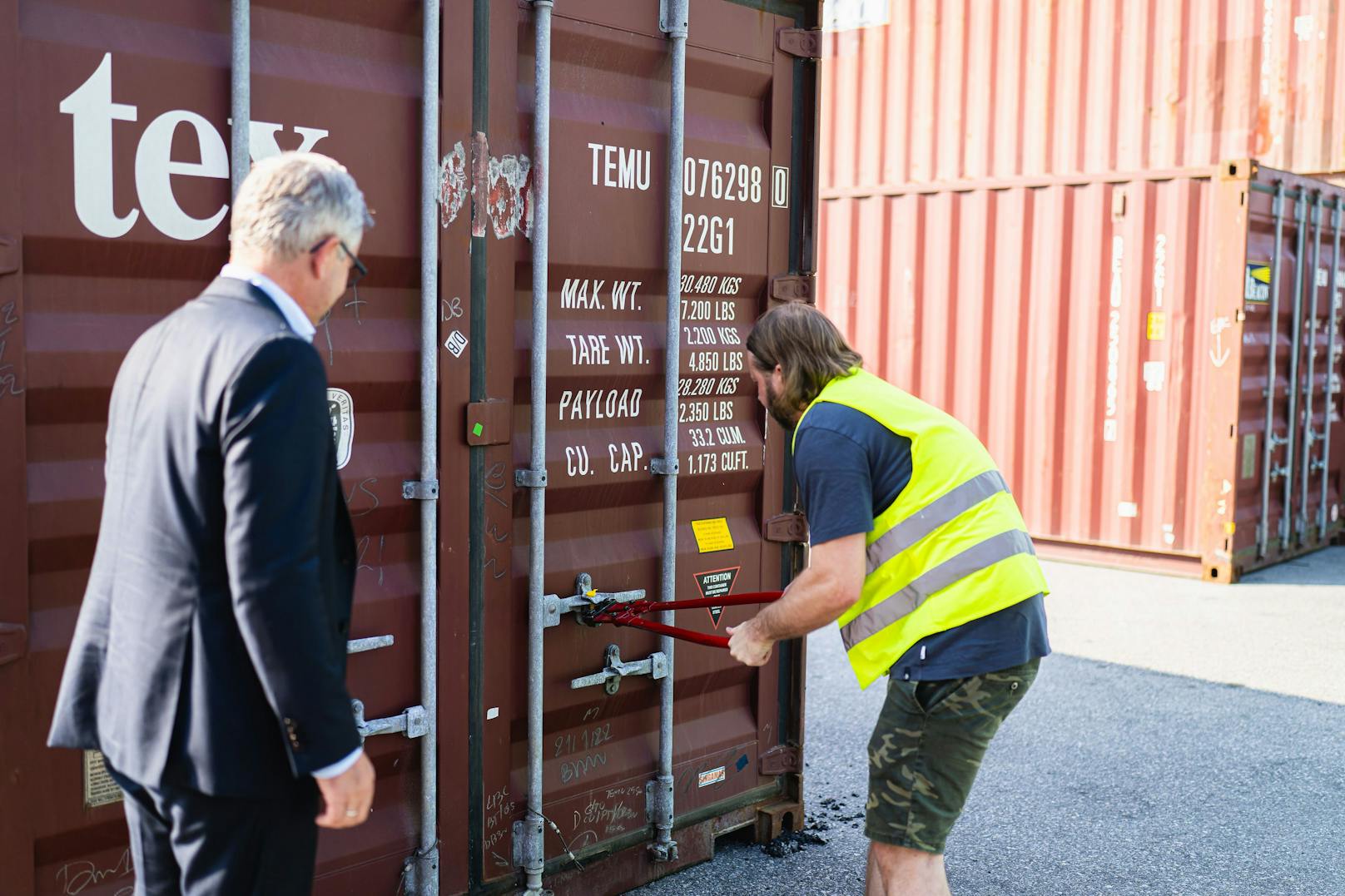 Finanzminister Magnus Brunner (ÖVP) und Zoll-Vorständin Heike Fetka-Blüthner bei einer Zoll-Kontrolle am Hafen Wien.