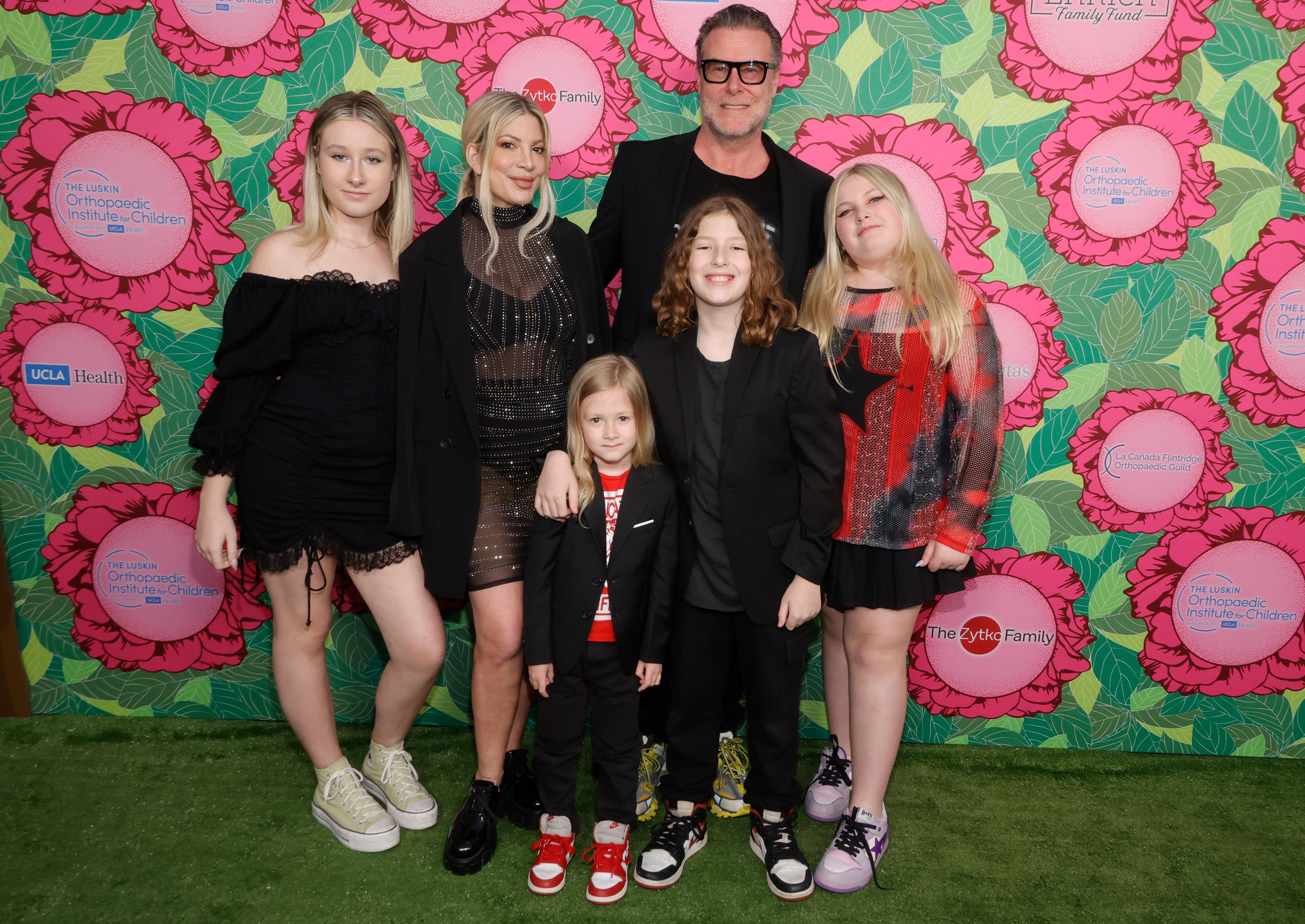 Tori Spelling mit (Bald-Ex-)Ehemann Dean McDermott und den Kindern Stella, Finn, Hattie, Liam und Beau.