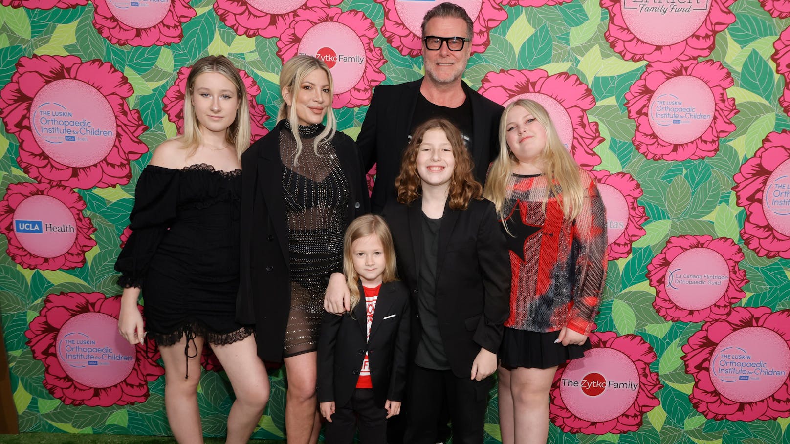 Tori Spelling mit Ehemann (?) Dean McDermott und ihren Kindern Stella, Finn, Hattie, Liam und Beau beim Universal Studios Backlot in Los Angeles im Juni 2023.