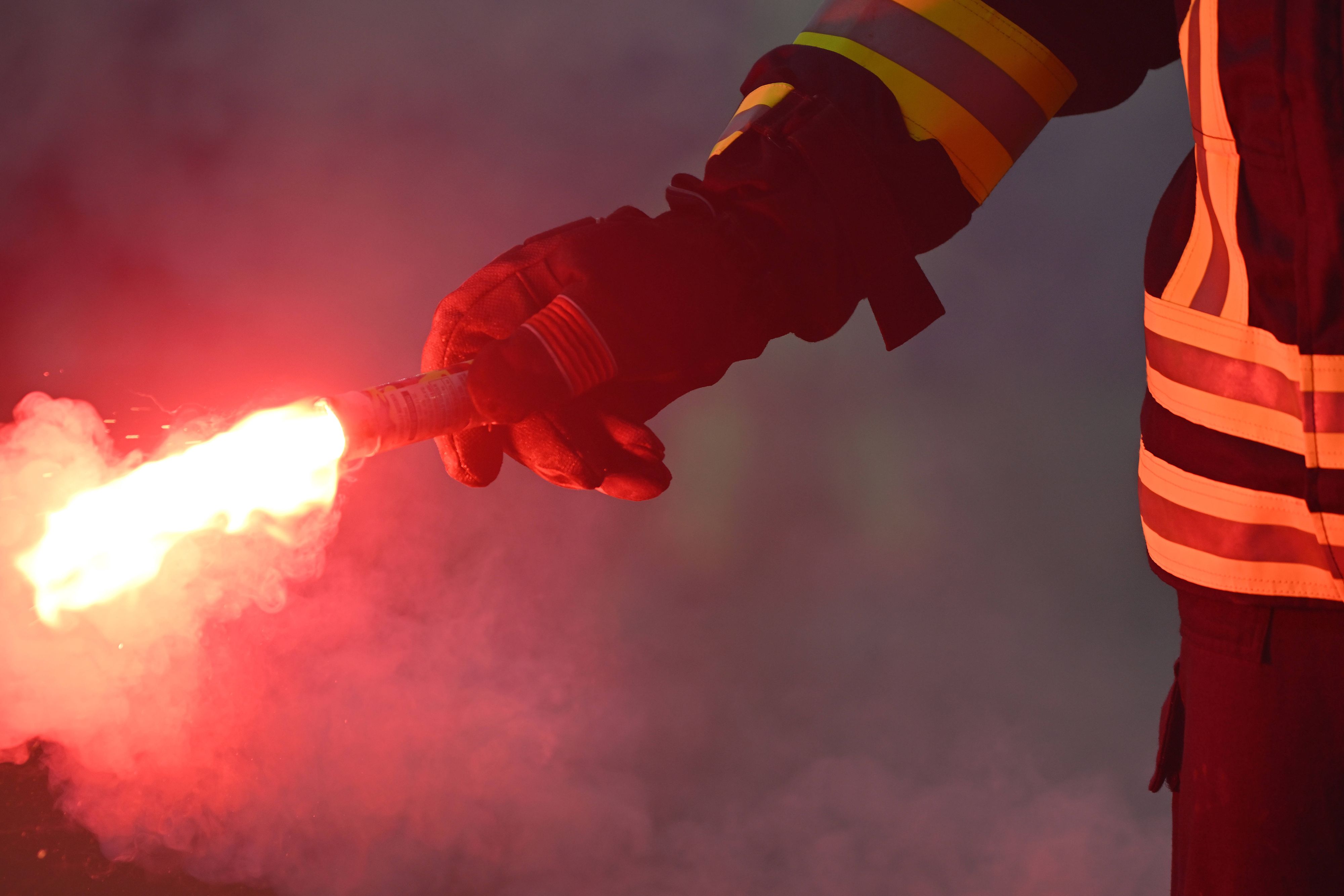 Ein Mann verliert bei einem Pyro-Angriff sein Leben (Symbolbild).