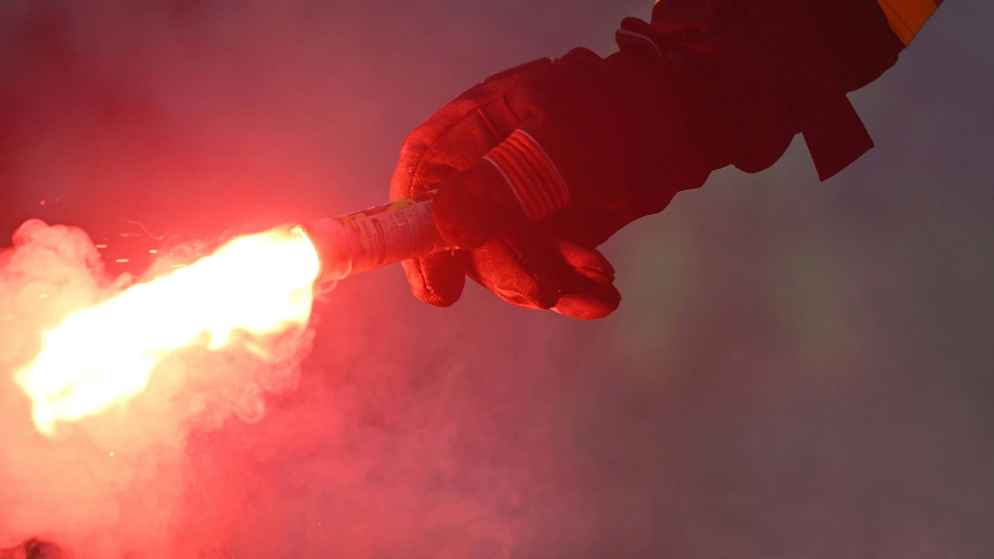 Ein Mann verliert bei einem Pyro-Angriff sein Leben (Symbolbild).