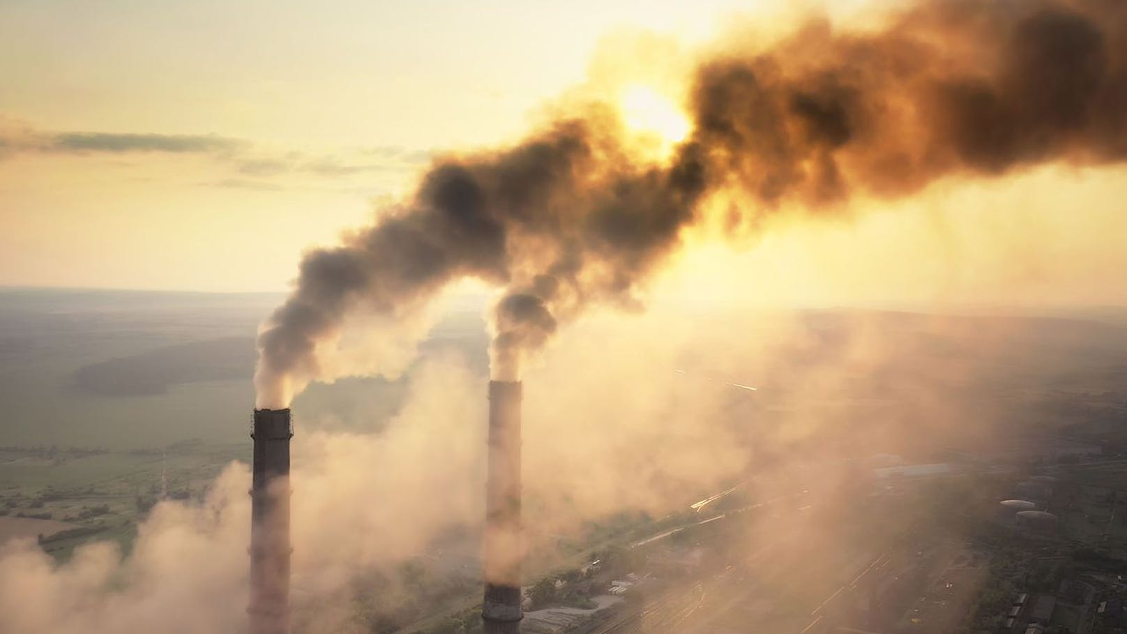 Durch die Verbrennung fossiler Energieträger, im Bild ein Kohlekraftwerk, gelangt vor Millionen von Jahren gebundenes CO2 wieder in die Atmosphäre.