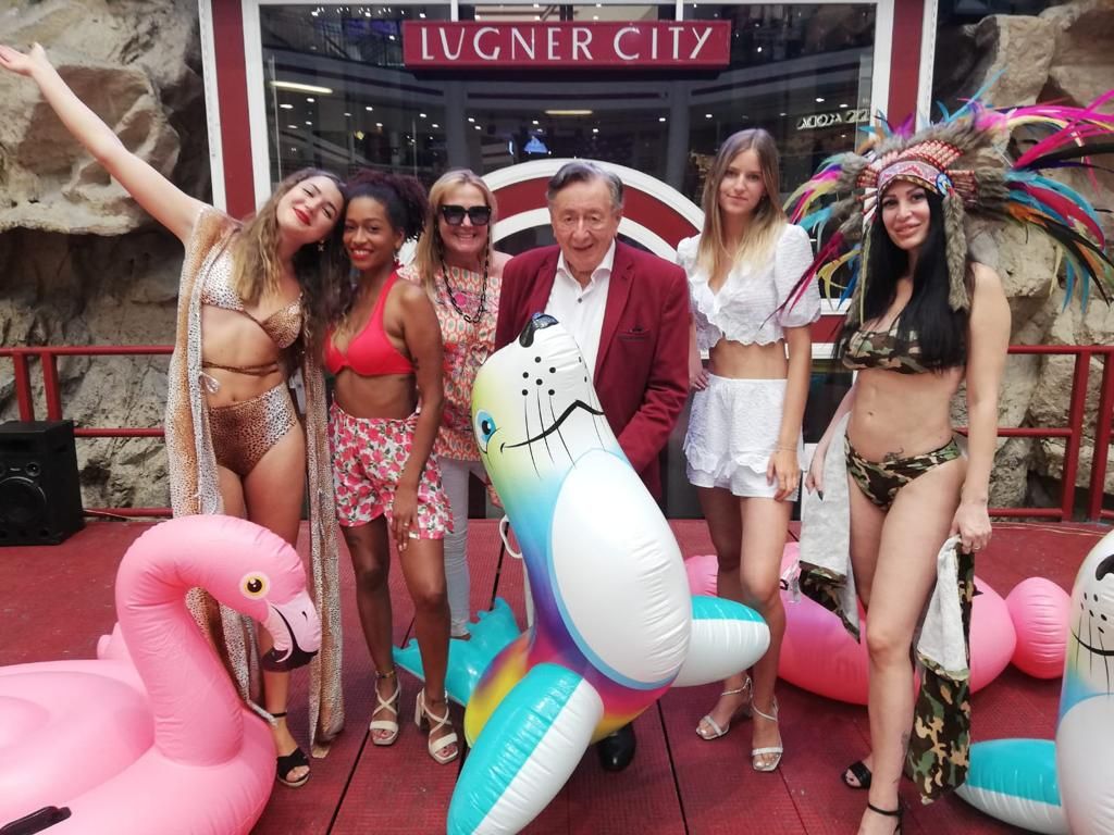 Lugner in seinem Lieblingsumfeld: Zwischen vielen Frauen. 