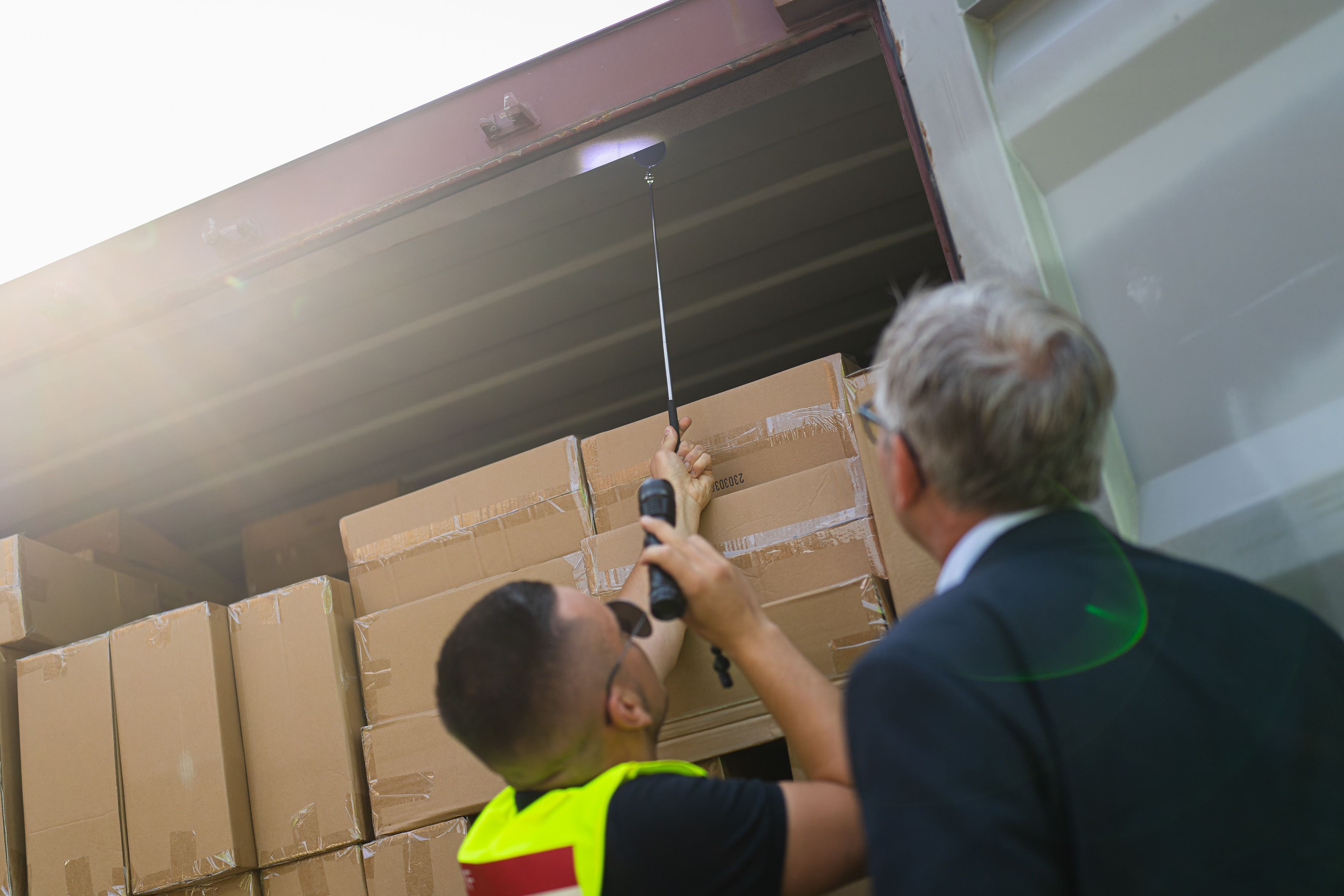 Finanzminister Magnus Brunner (ÖVP) und Zoll-Vorständin Heike Fetka-Blüthner bei einer Zoll-Kontrolle am Hafen Wien.
