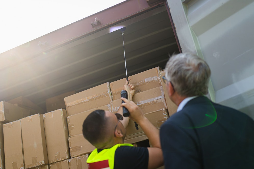 Finanzminister Magnus Brunner (ÖVP) und Zoll-Vorständin Heike Fetka-Blüthner bei einer Zoll-Kontrolle am Hafen Wien.