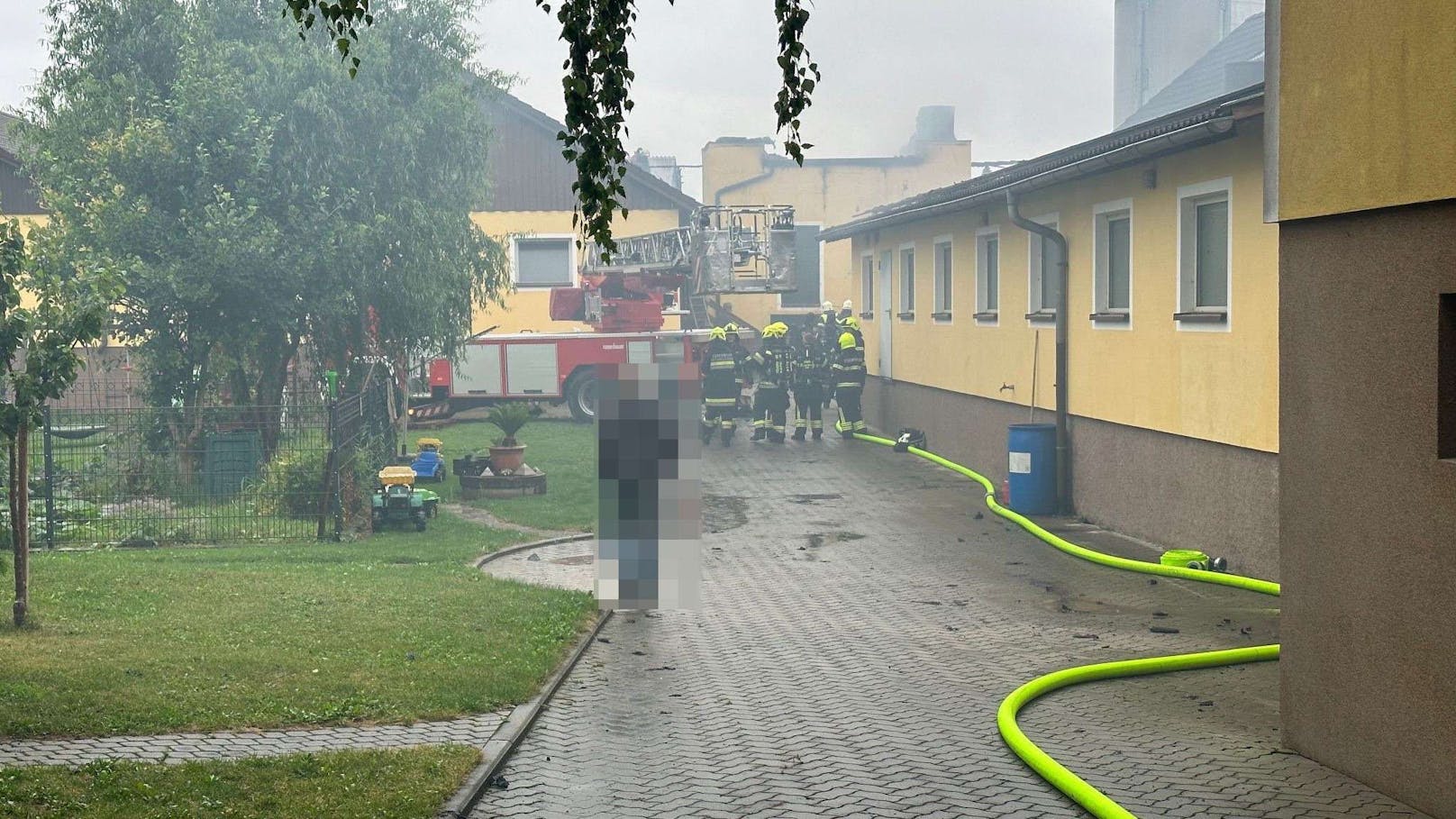 Aus noch unbekannter Ursache brach auf einem Bauernhof ein Feuer aus.