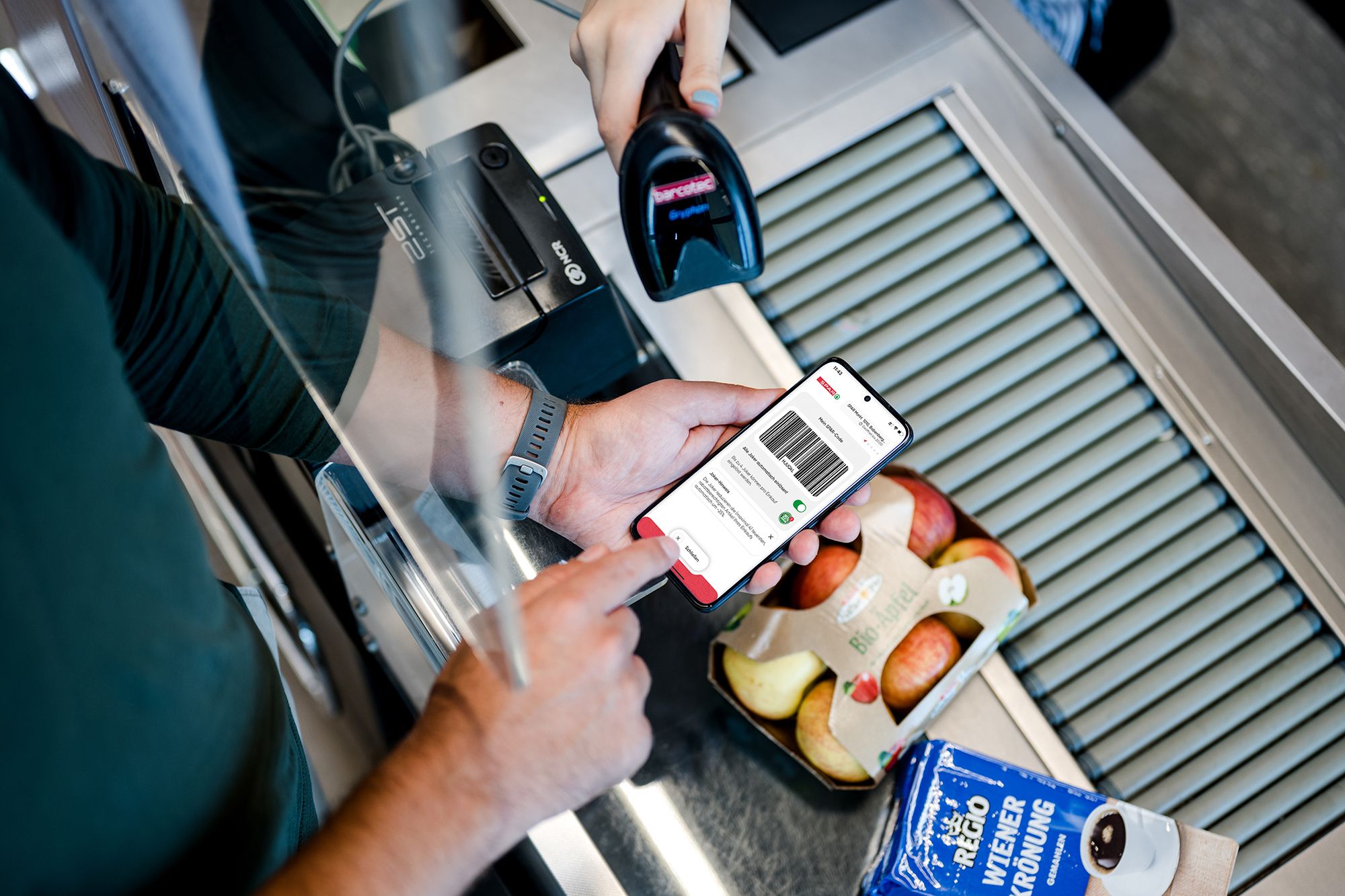 An der Kassa muss nur der Spar-Code gescannt werden, verfügbare Rabatt-Joker werden, so man will, automatisch abgezogen.